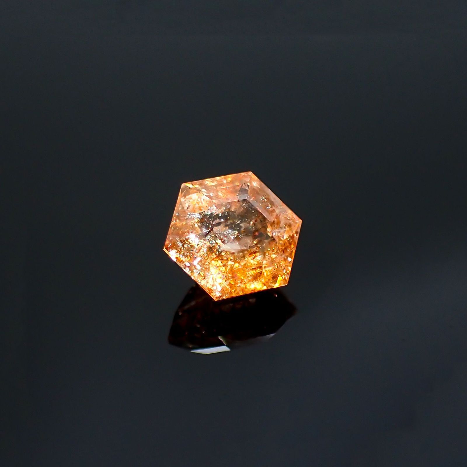 ◇ヘキサゴンカット◇イリュージョンサンストーン インド産 1.24ct / 6.5x6.5mm前後 [260215493]