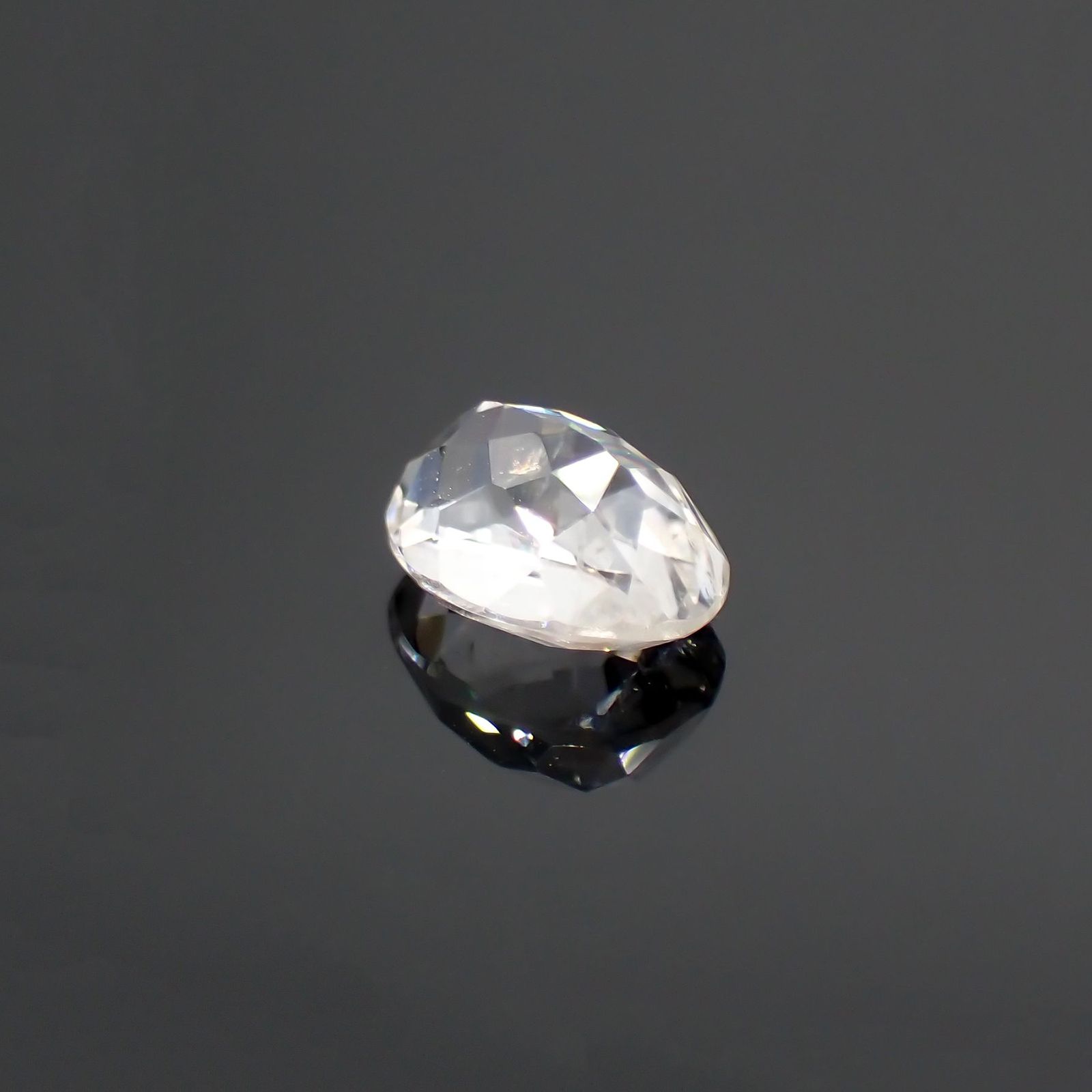 カラーレススポジュミン(宝石名ホワイト・スポジュミン) ブラジル産 1.58ct 識別済[210912630]7.9×5.9mm前後