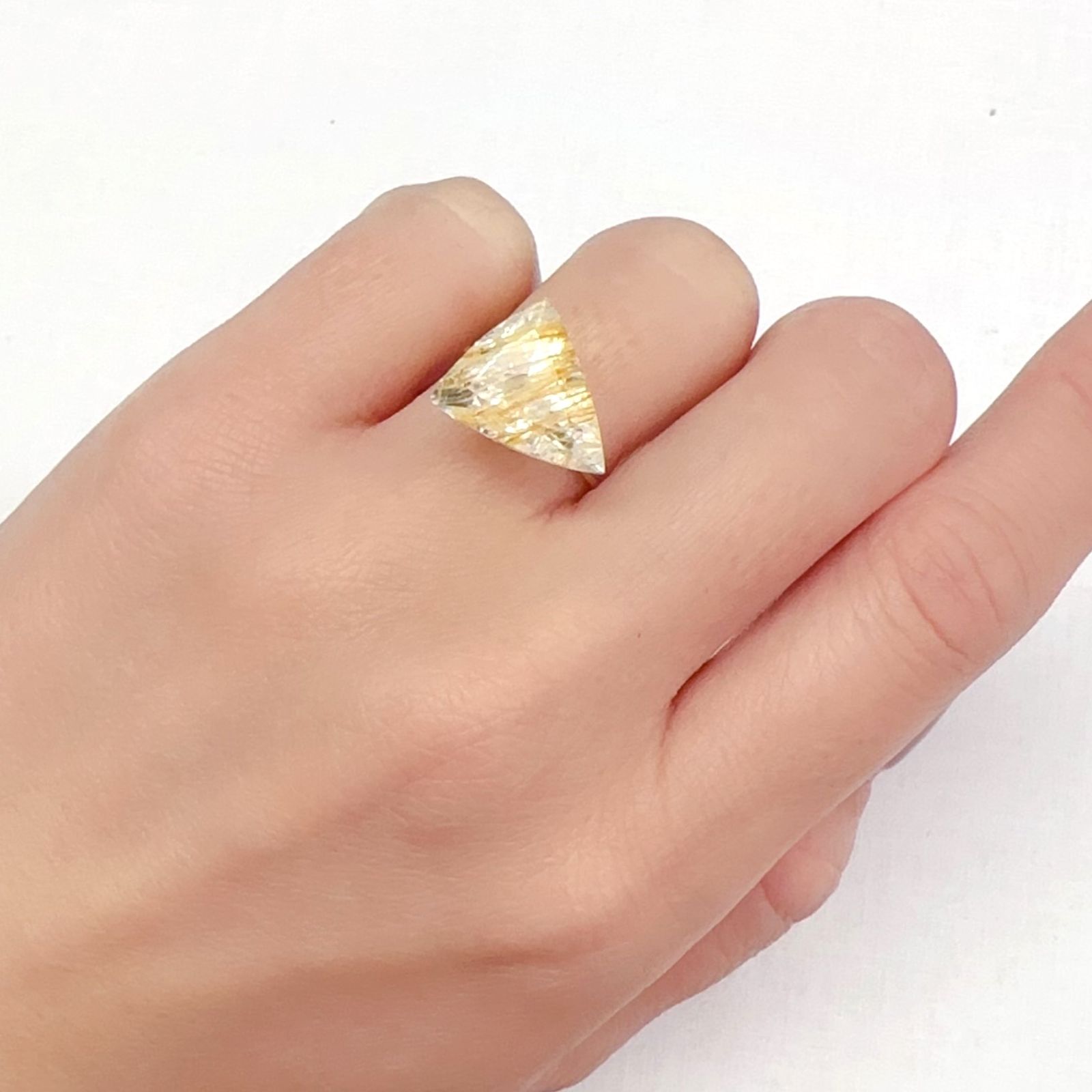 ニードルイントパーズ(チューブイントパーズ) ブラジル・ミナスジェライス州産 7.96ct[240225884]14.7x12.7mm前後