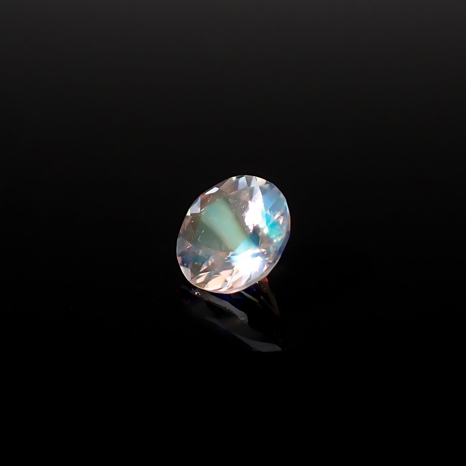 レインボームーンストーン マダガスカル産 1.26ct / 7.5x7.4mm前後 [260632387]