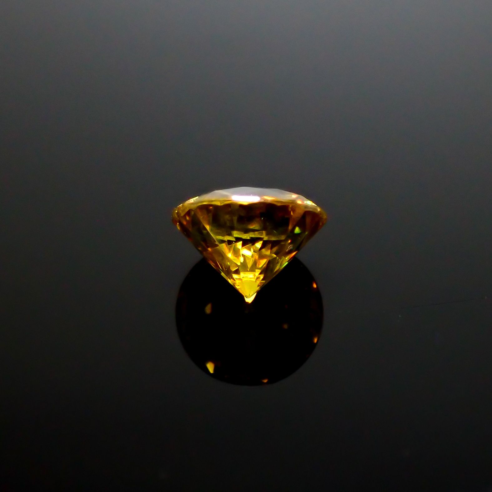 スファレライト スペイン産 2.51ct [250330097]8.1x8mm前後