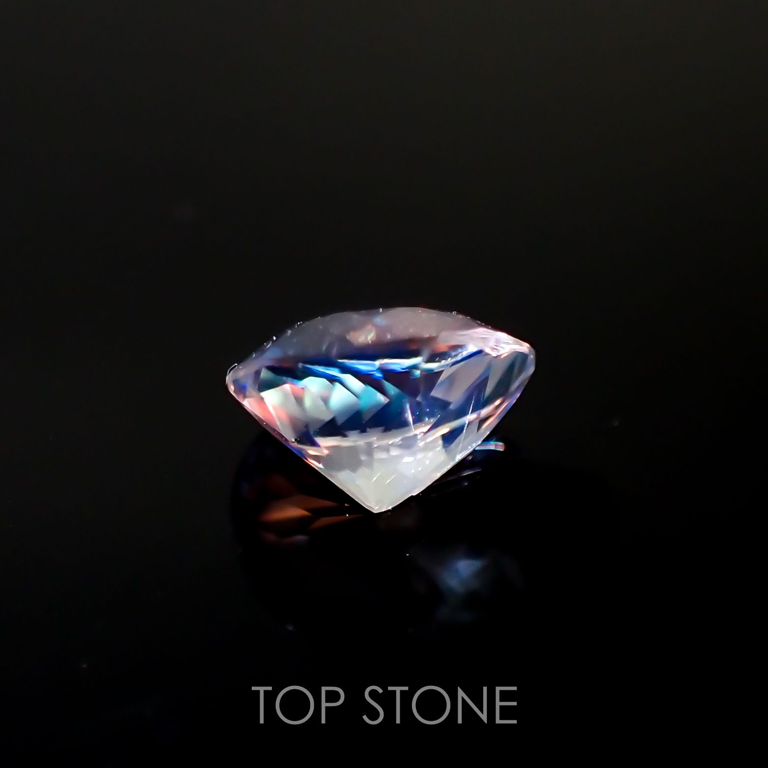 レインボームーンストーン(宝石名ラブラドライト)マダガスカル産 0.7ct 識別済[211113750]6.9x5.6mm前後