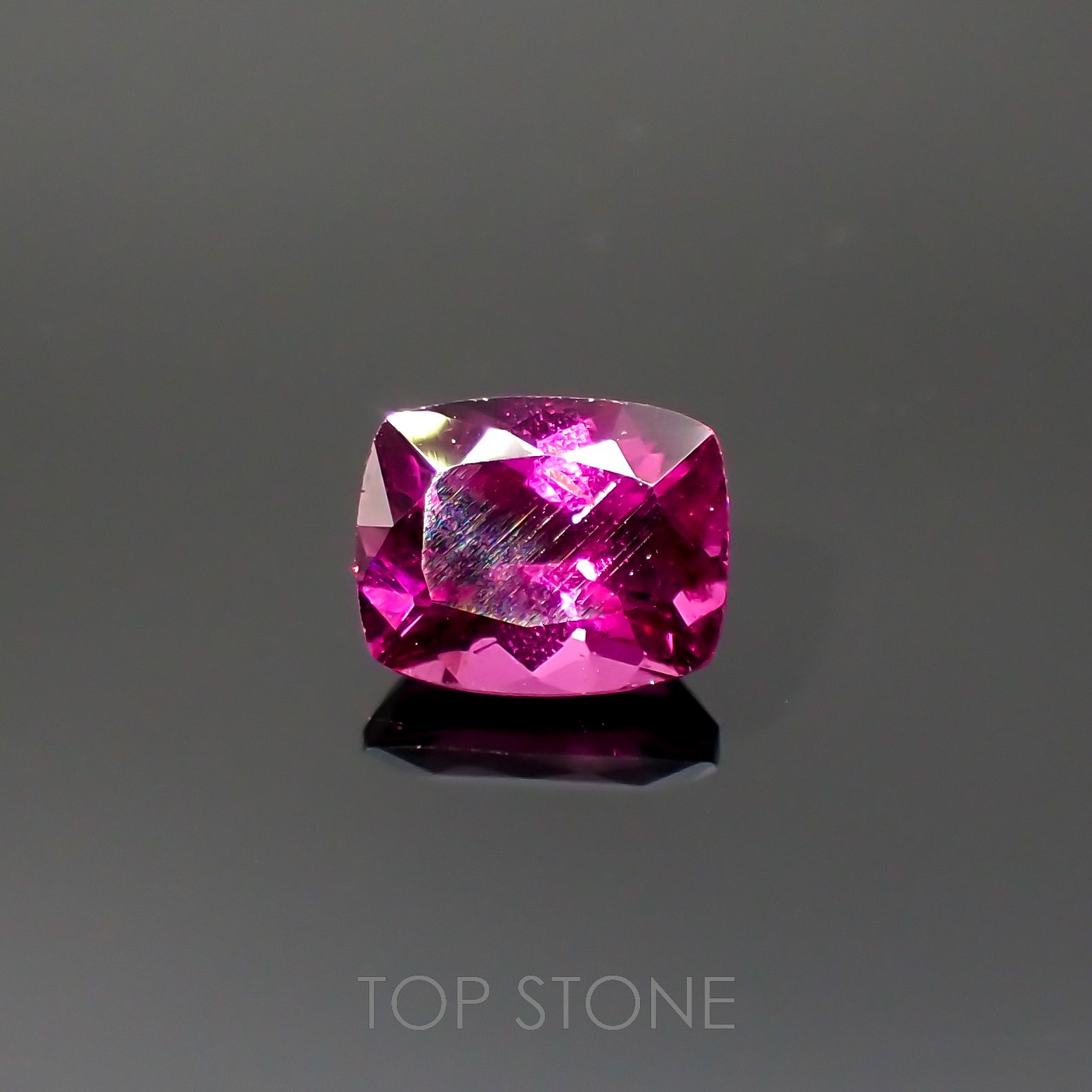グレープガーネット(宝石名ガーネット)ブラジル産 1.48ct 識別済[220917708]7.1x5.7mm前後