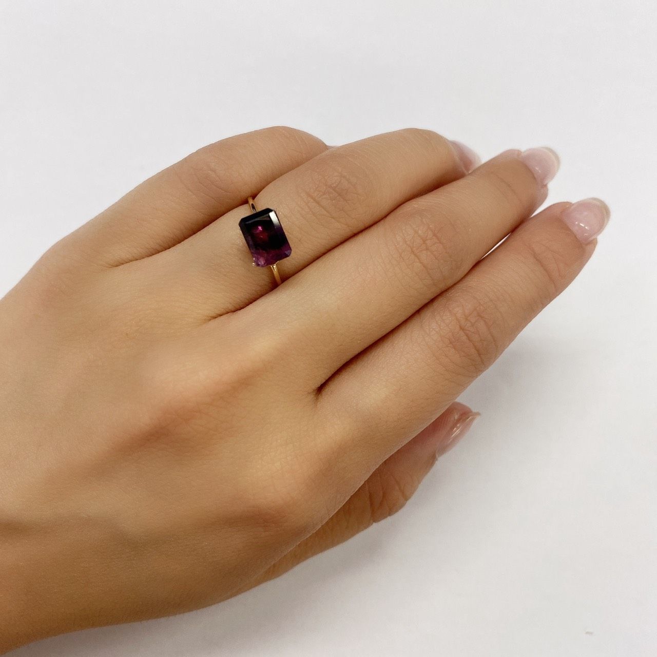 パーティカラーサファイア 非加熱(宝石名パーティカラード・サファイア) タンザニア産 2.704ct ソ付(彩珠)[210710613]8.3×6.1mm前後