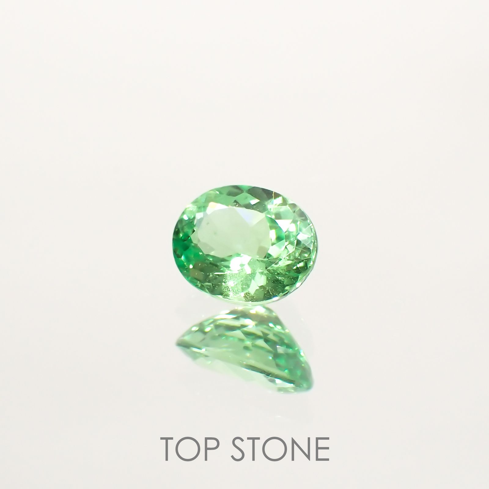 ミントガーネット(宝石名グリーン グロッシュラー・ガーネット) タンザニア産 0.602ct ソ付(彩珠)[210711926]5.7×4.4mm前後