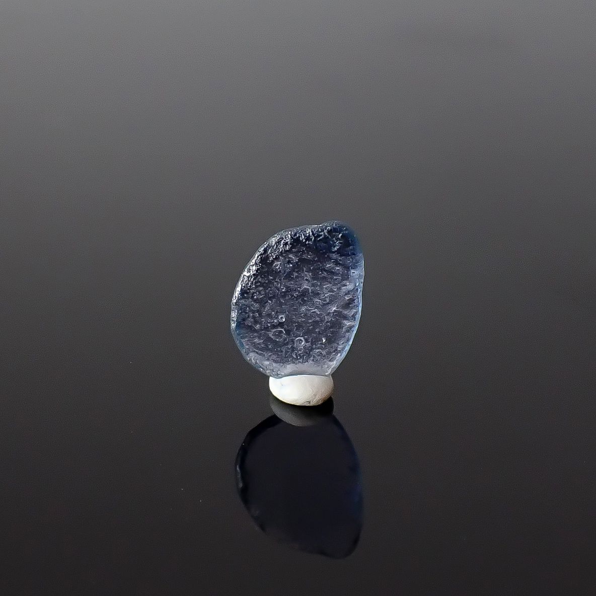 ヨーゴサファイア原石 アメリカ・モンタナ州ヨーゴ渓谷産 0.26ct / 6.3x4.5mm前後 [260431988]