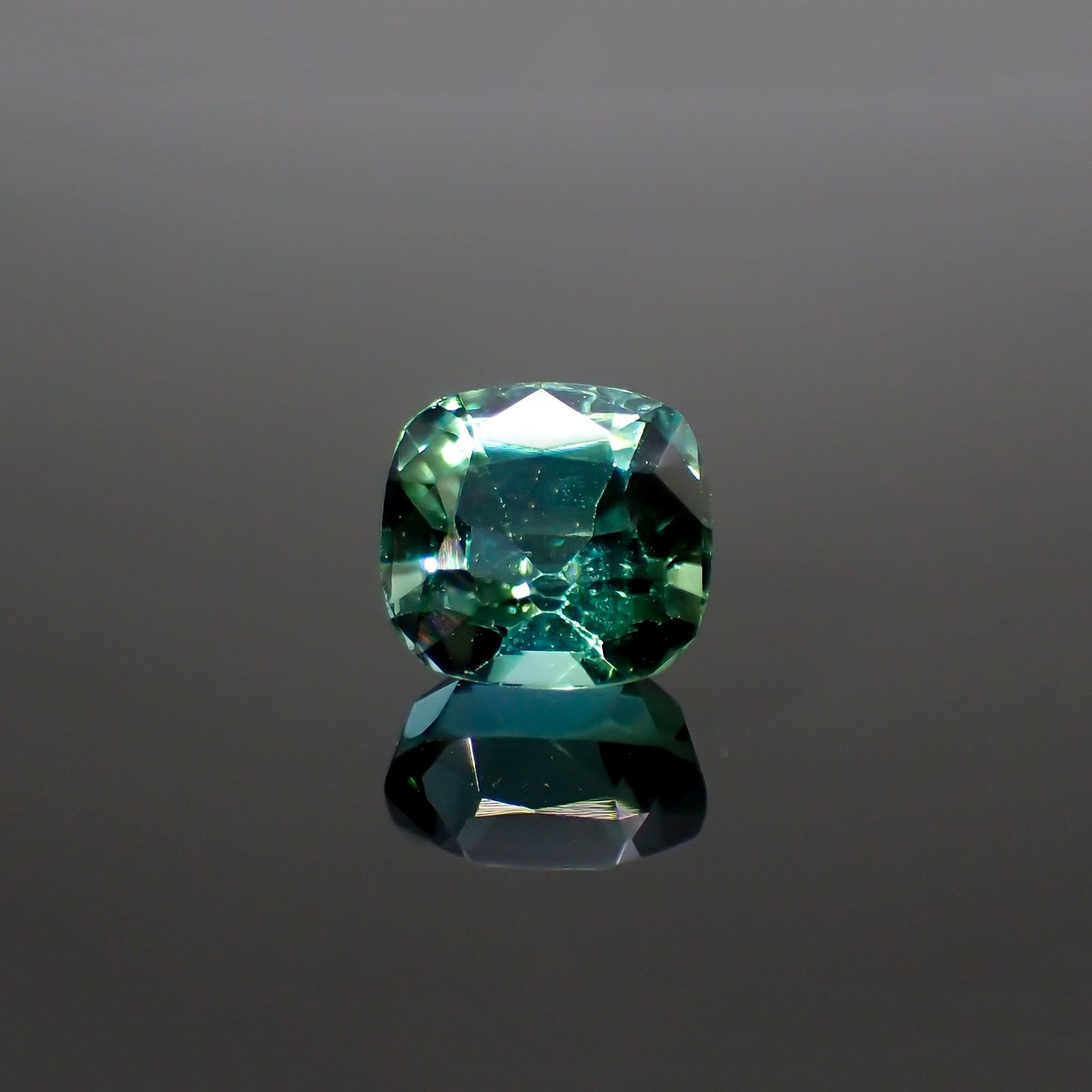 グリーントルマリン アフガニスタン産 0.95ct / 5.7x5.6mm前後 [220114108]