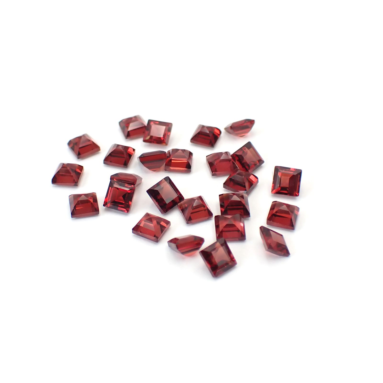 ◇ランダムセレクト◇パイロープアルマンディンガーネット モザンビーク産 約0.52ct / 4.1x4.1mm前後 [260532216-PAC]