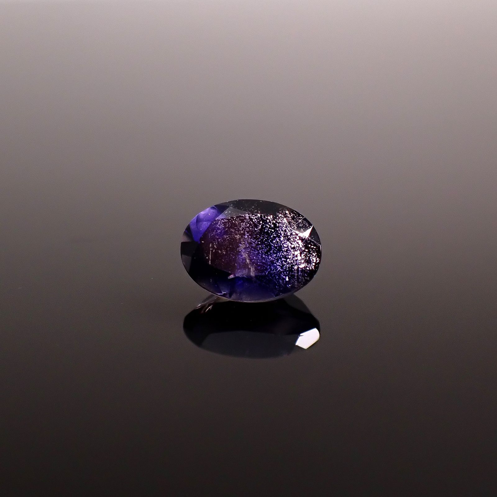 アイオライトサンストーン インド/ブラジル産 1.17ct / 8x6.1mm前後 [260231664]