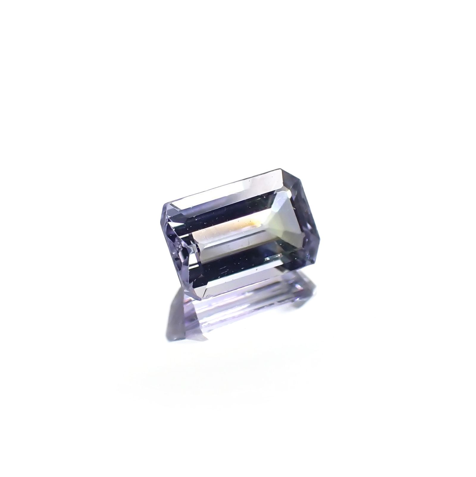 パーティカラータンザナイト(宝石名パーティカラード・ゾイサイト) タンザニア産 ソ付(彩珠) 0.666ct / 5.9x3.9mm前後 [260311845]