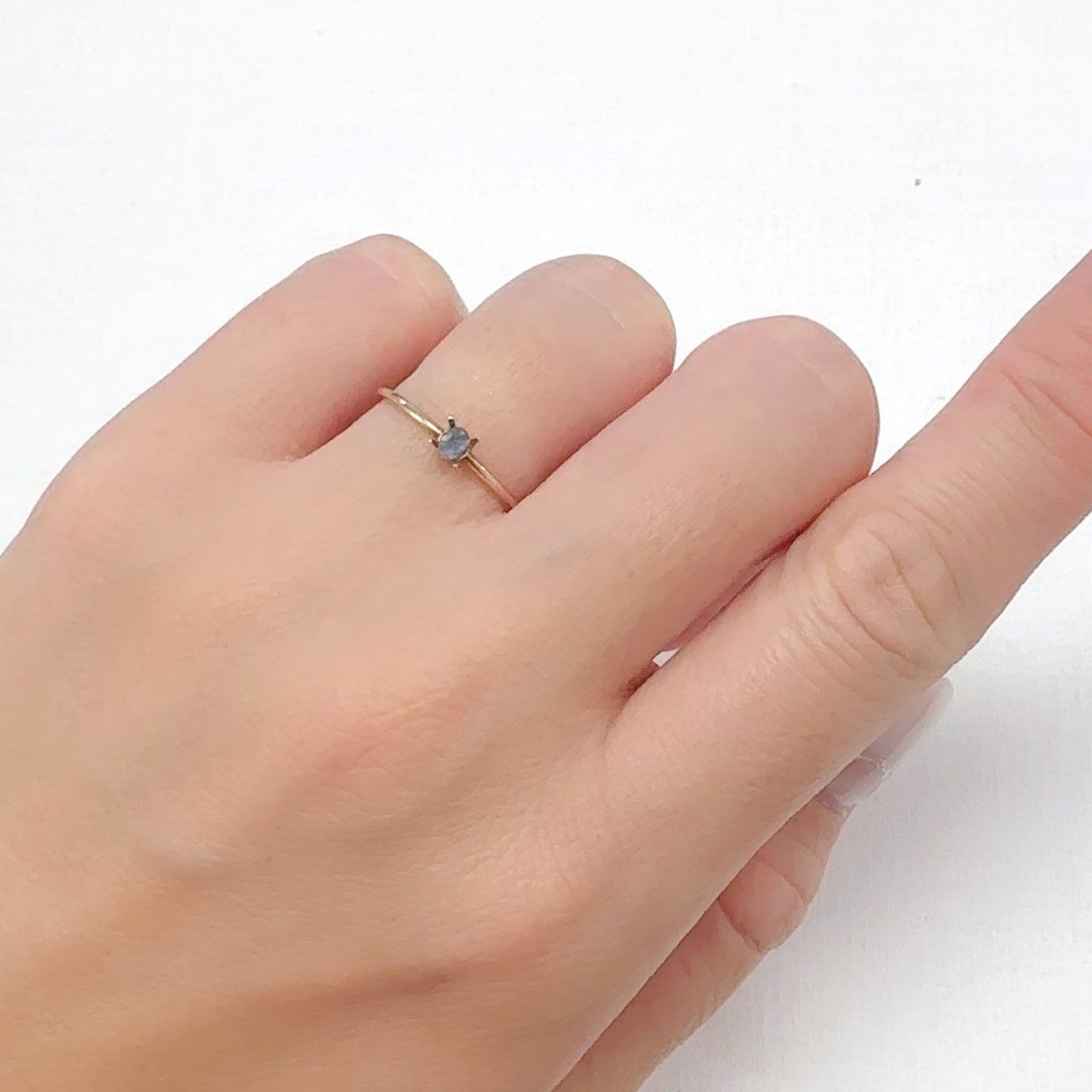 アレキサンドライトキャッツアイ ブラジル・ミナスジェライス州ヘマチタ鉱山産 0.085ct[240527430]3x2.2mm前後