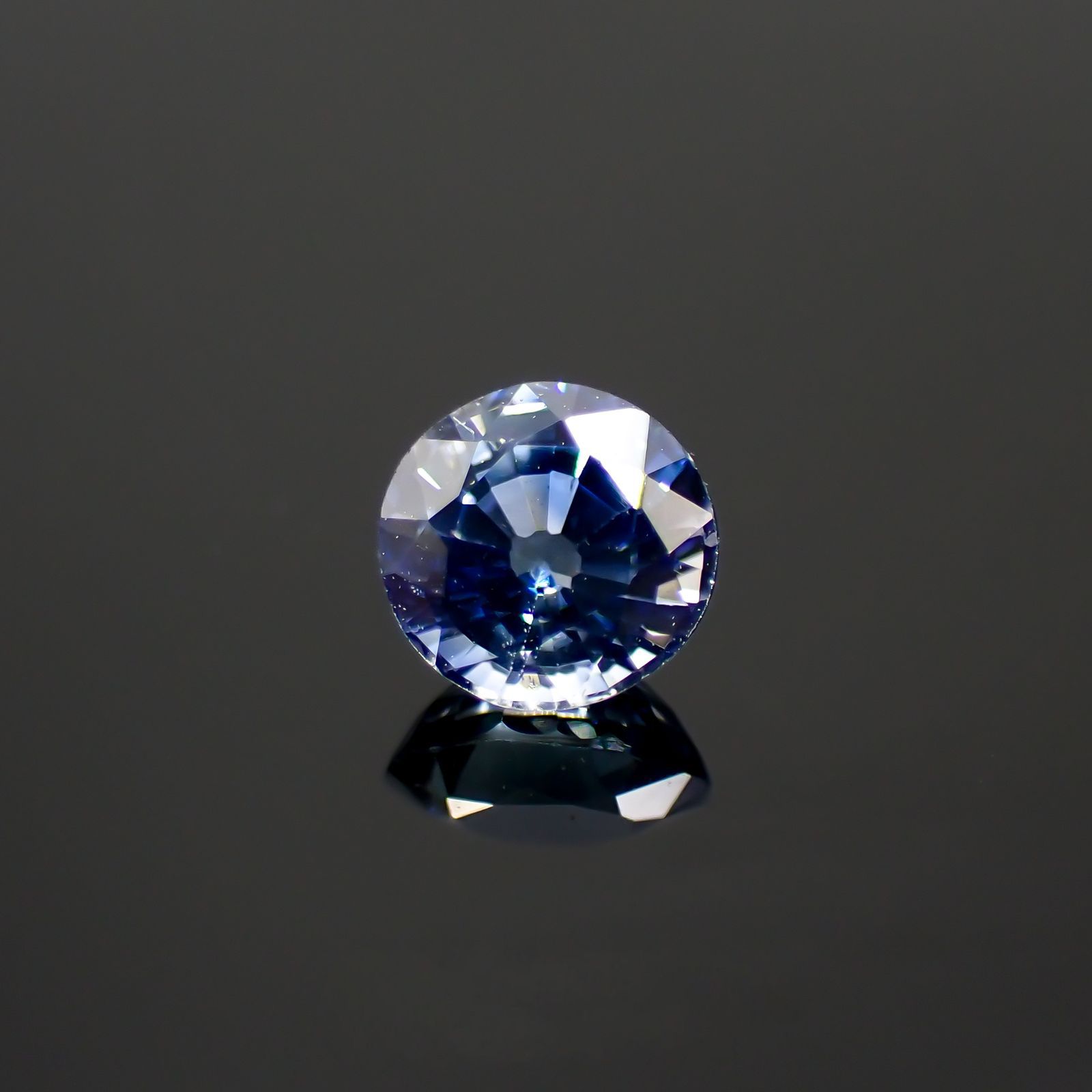 アイスブルーサファイア(宝石名サファイア)スリランカ/マダガスカル産 0.42ct 識別済[220515971]4.4x4.3mm前後