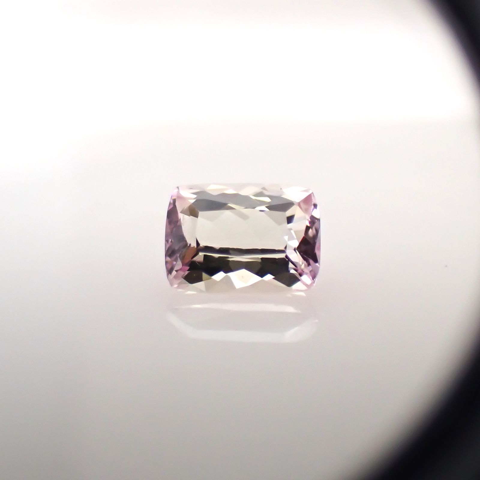 ピンクゾイサイト(宝石名ピンク・ゾイサイト)タンザニア産 0.447ct ソ付(彩珠)[241129504]5.2x3.8mm前後
