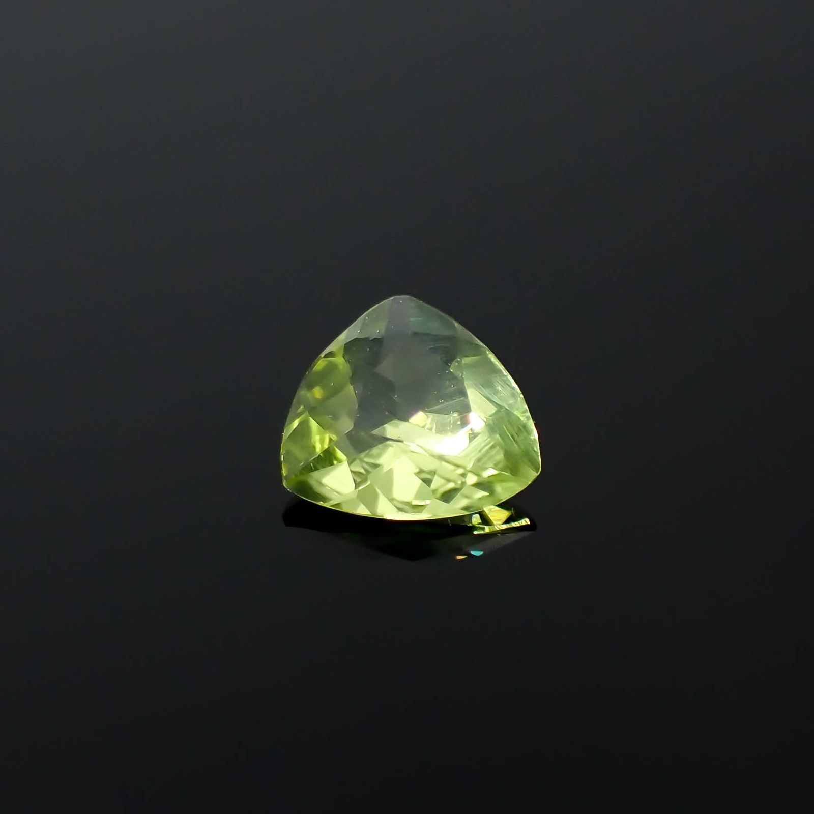 グリーンエンスタタイト(宝石名グリーン・エンスタタイト)カメルーン産 0.24ct 識別済[240125616]4.5x4.4mm前後