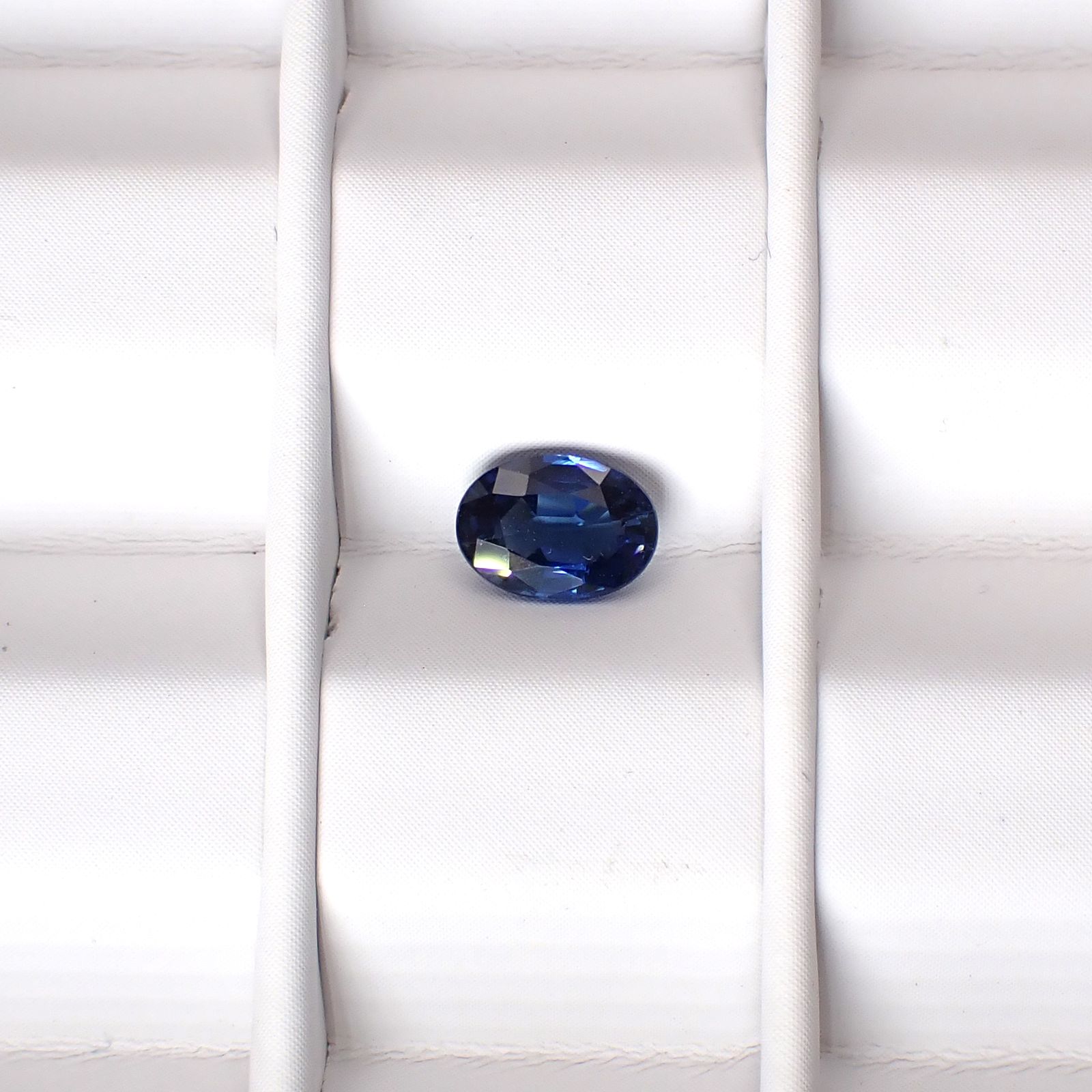 サファイア スリランカ/マダガスカル産 0.65ct / 6.2x4.5mm前後 [251031223]