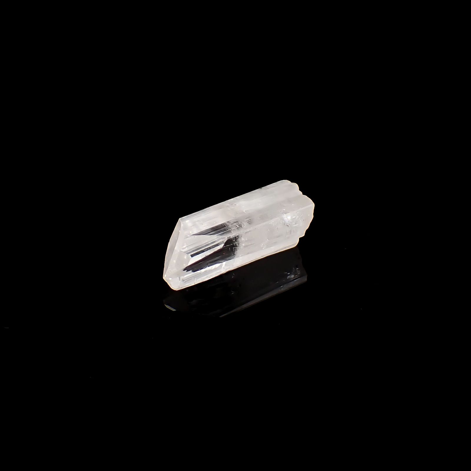 ダンビュライト原石 メキシコ産 15.06ct / 25.1x7.8mm前後 [260532167]