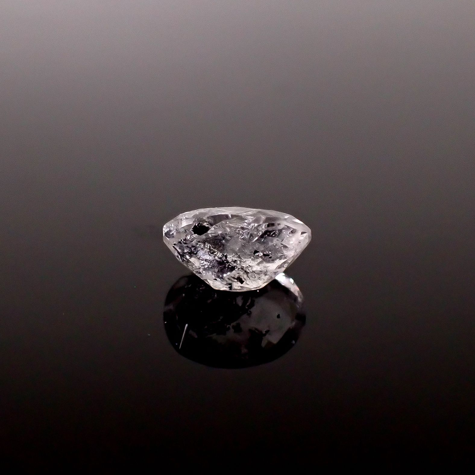 グラファイトインクォーツ ブラジル産 2.49ct / 10.2x7.9mm前後 [260331932]