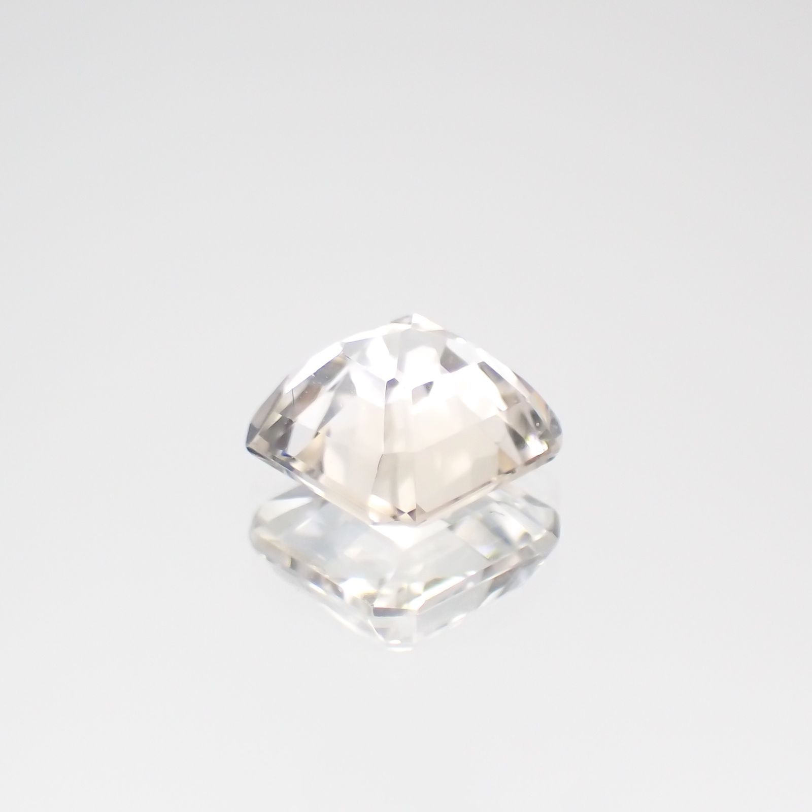 フェナカイト(宝石名フェナカイト)ブラジル産 1.062ct ソ付(彩珠)[221018577]6.1x5.9mm前後