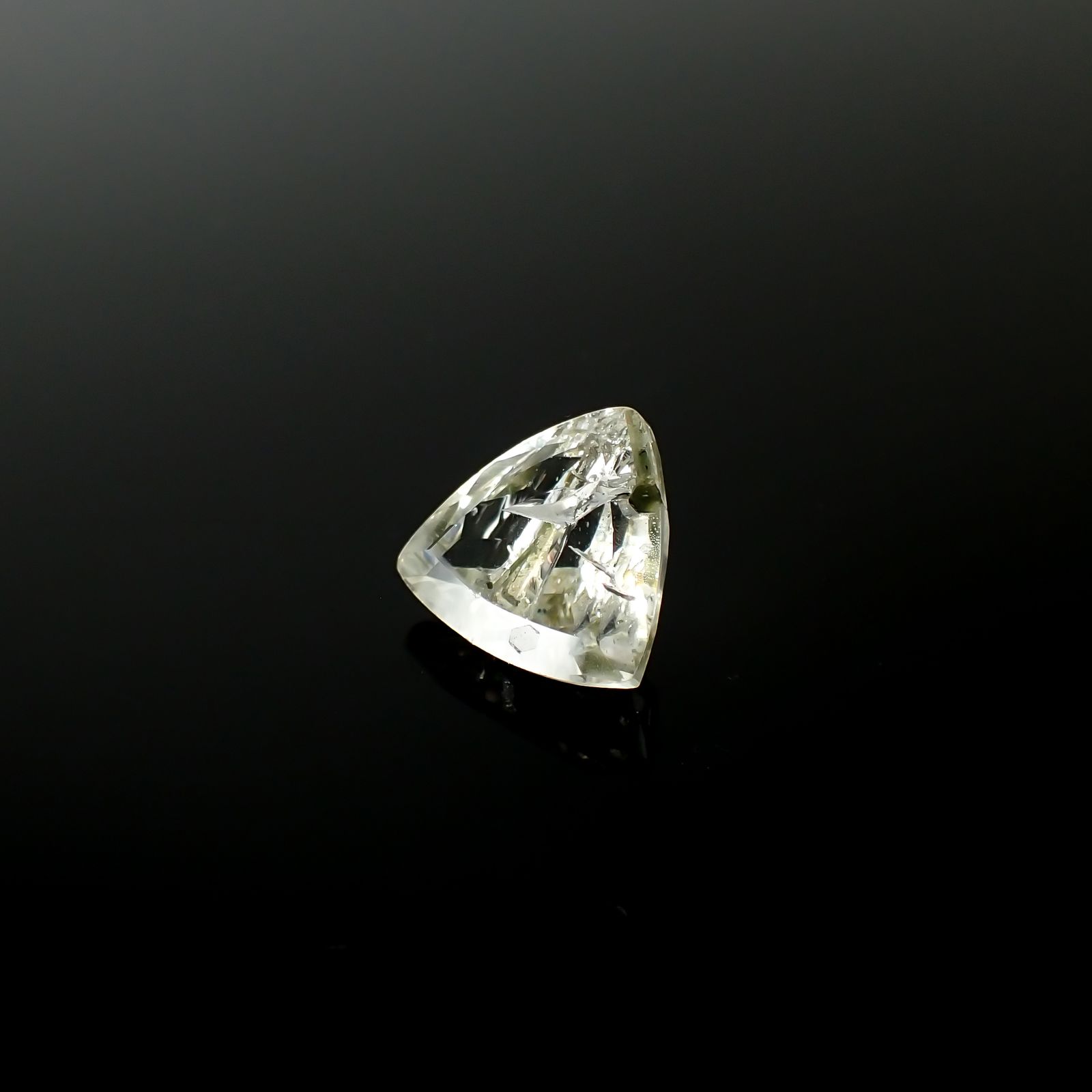 アパタイトイントパーズ(宝石名アパタイト イン トパーズ)ブラジル産 13.87ct 識別済[240225929]15.5x15.2mm前後