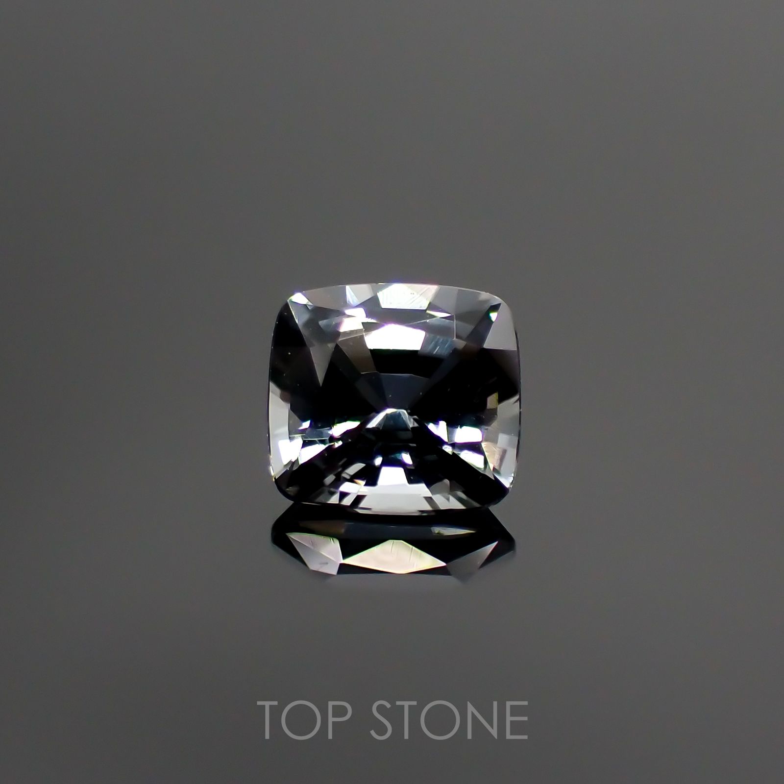 プラチナスピネル(宝石名スピネル) ビルマ産 0.695ct ソ付(彩珠)[210912848]5.1×4.8mm前後