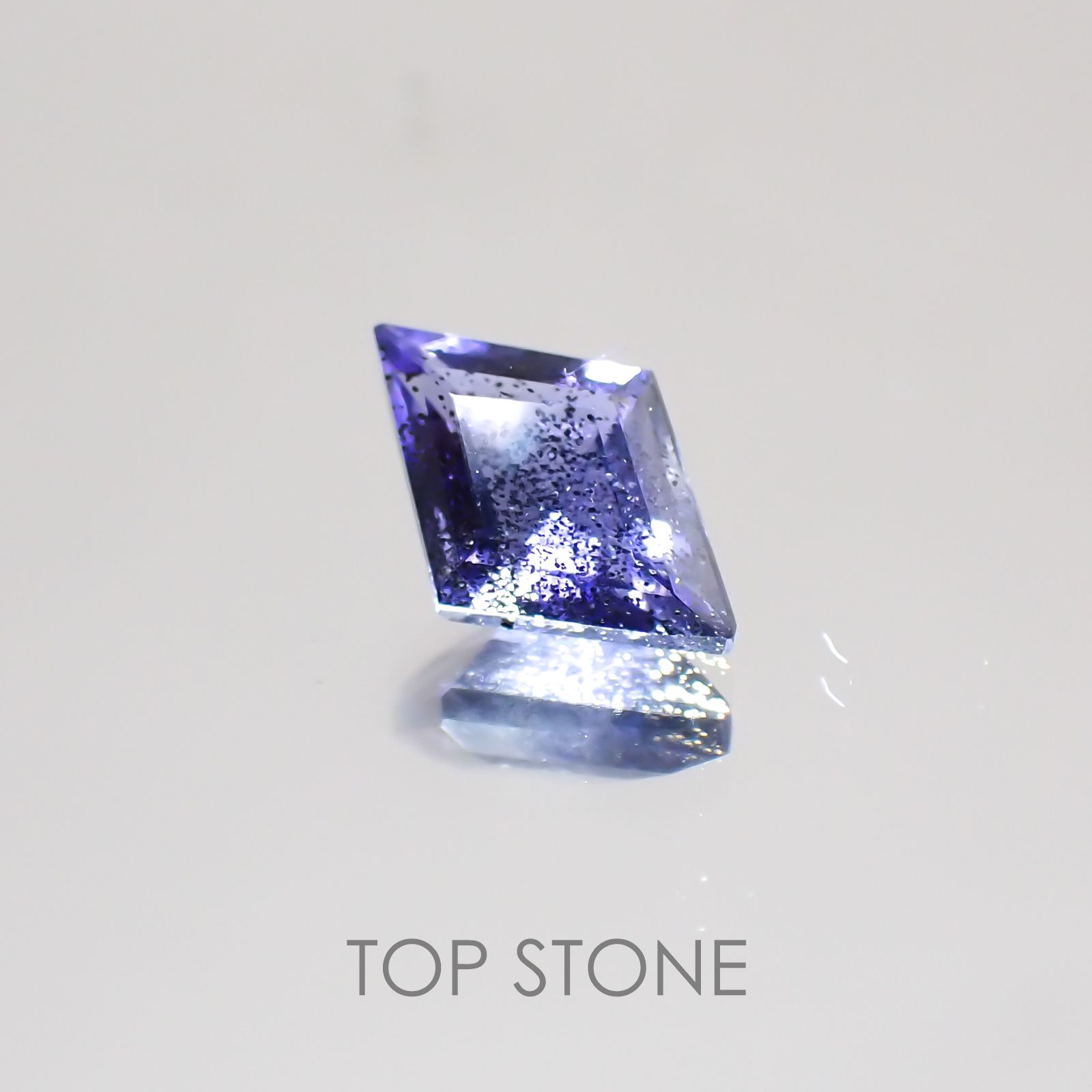 ◇カスタムカット◇アイオライトサンストーン インド・ブラジル産 ルース 0.86ct[21059244]9.5×6.1mm前後