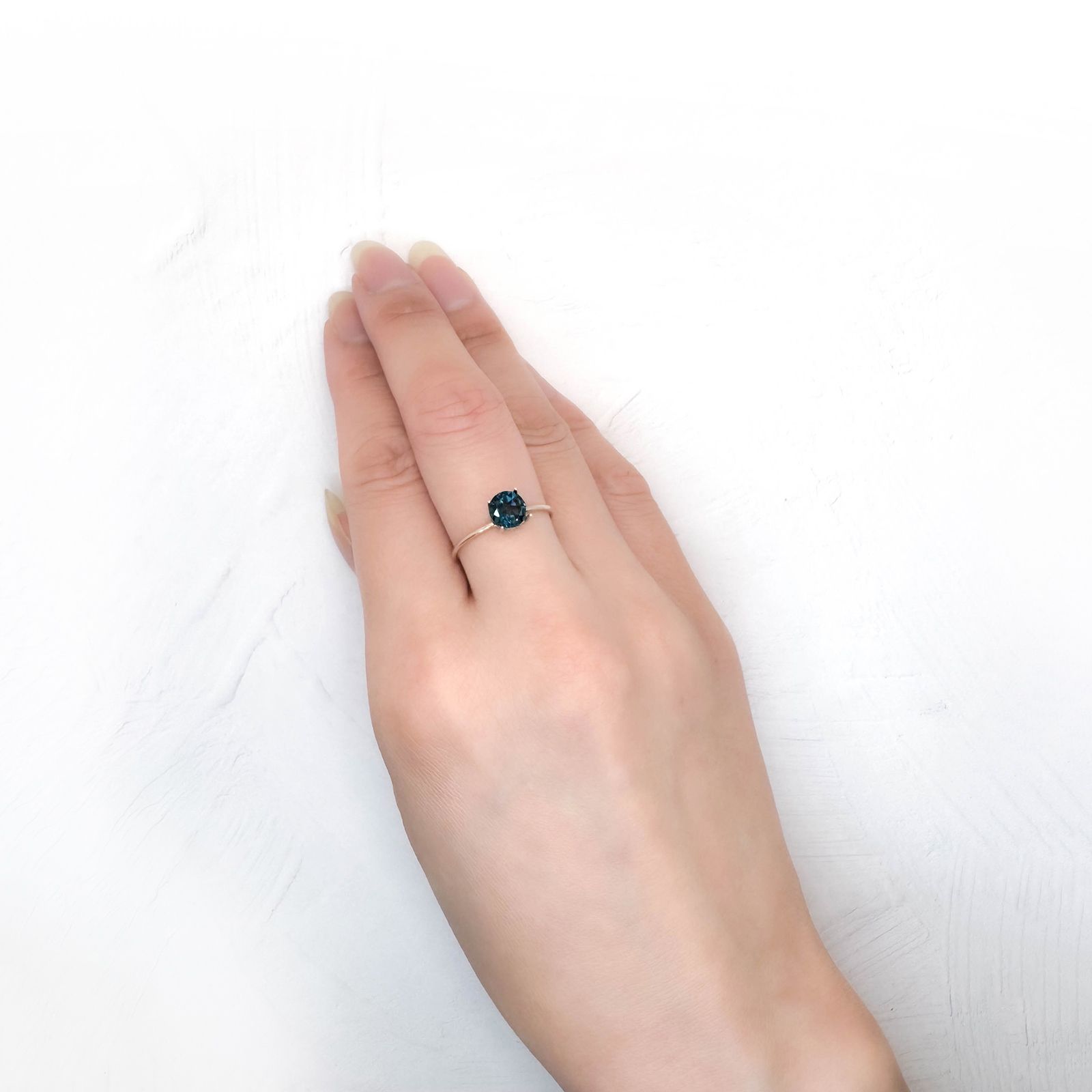 ロンドンブルートパーズ ブラジル産 0.85ct / 6x6mm前後 [250931130]