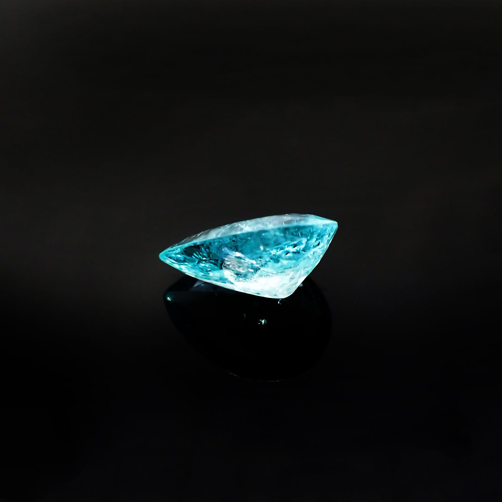 パライバトルマリン(宝石名トルマリン/別名パライバ・トルマリン) モザンビーク産 GIA鑑付 3.25ct / 12.4×9.1mm前後 [19110916]
