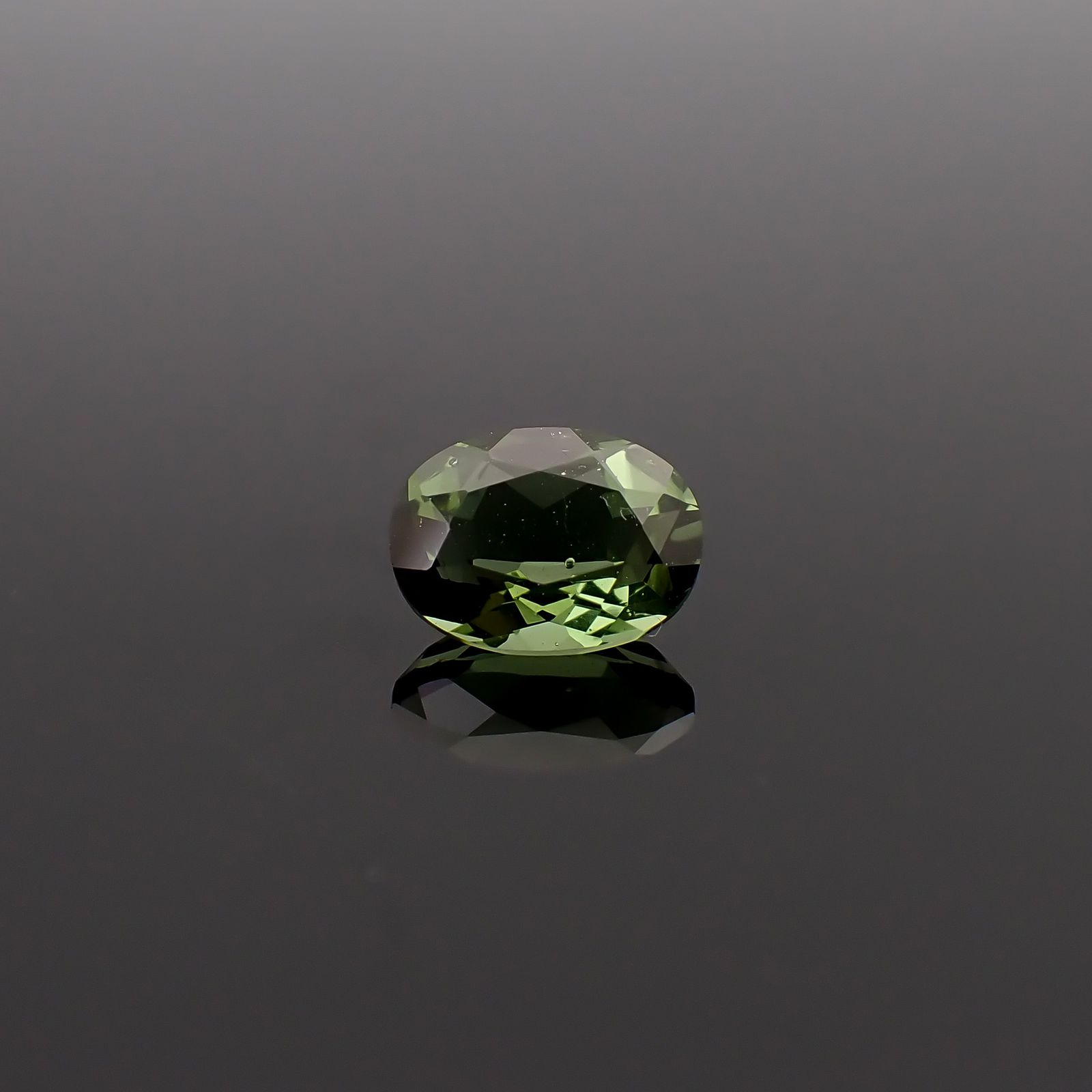モルダバイト 発見地：旧チェコスロバキア 1.12ct / 8.1x6.1mm前後 [260832689]