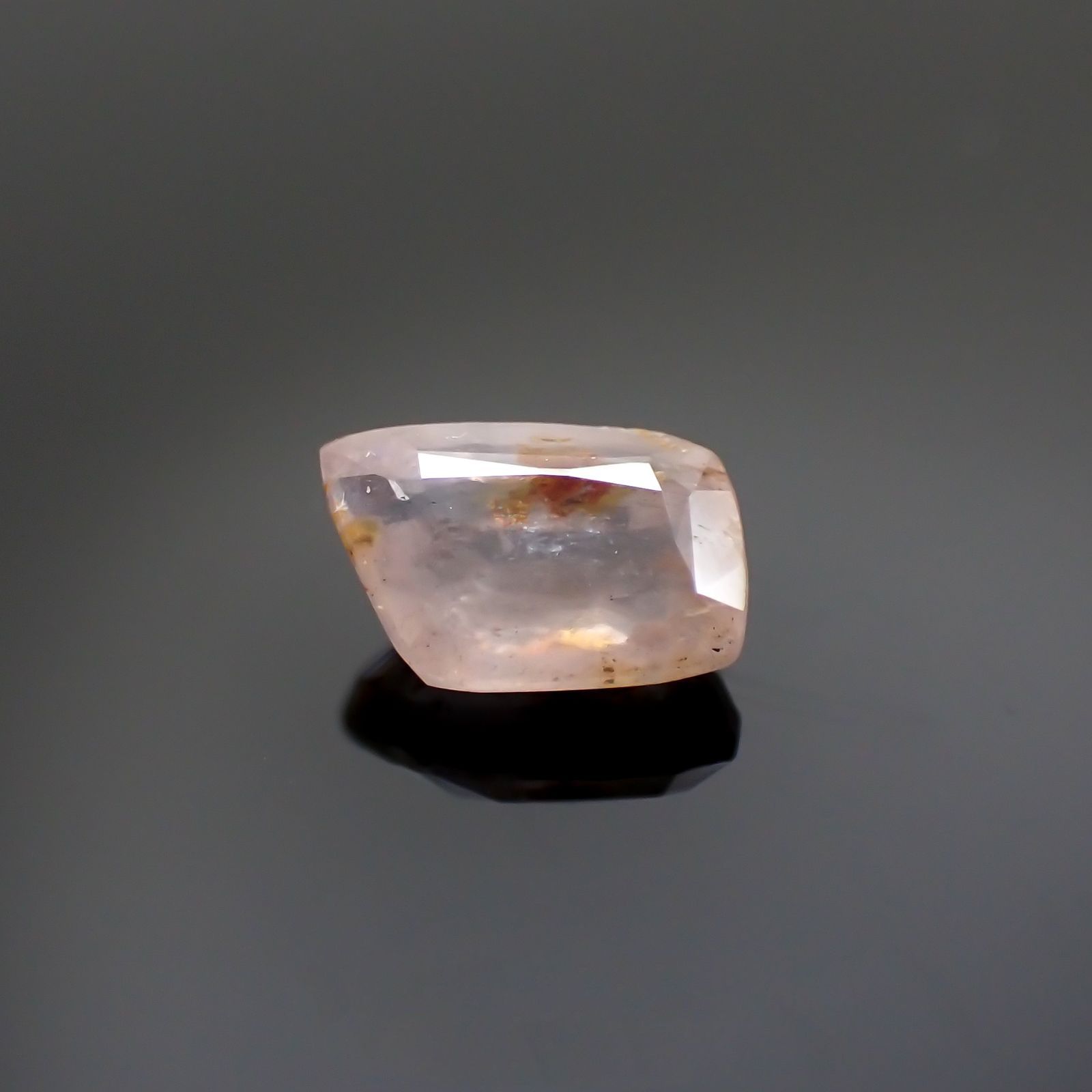 ◇フリーフォーム◇マスグラバイト(宝石名マスグラバイト) ビルマ・モゴック産 0.980ct ソ付(彩珠)[20106708]7×4.6mm前後