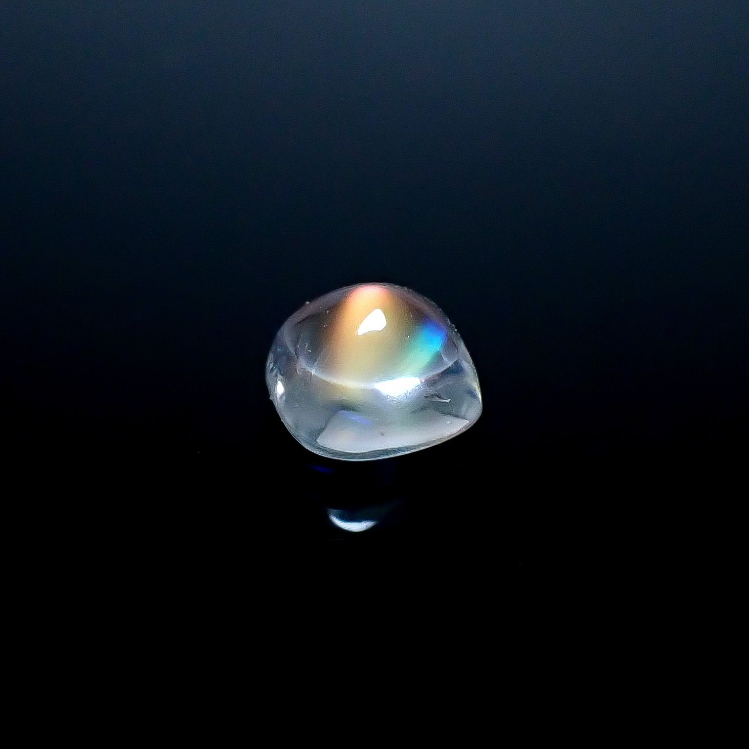 ◇バフトップカット◇レインボームーンストーン(宝石名ラブラドライト)マダガスカル産 ソ付(彩珠) 1.220ct / 6.1x5.8mm前後 [250931032]