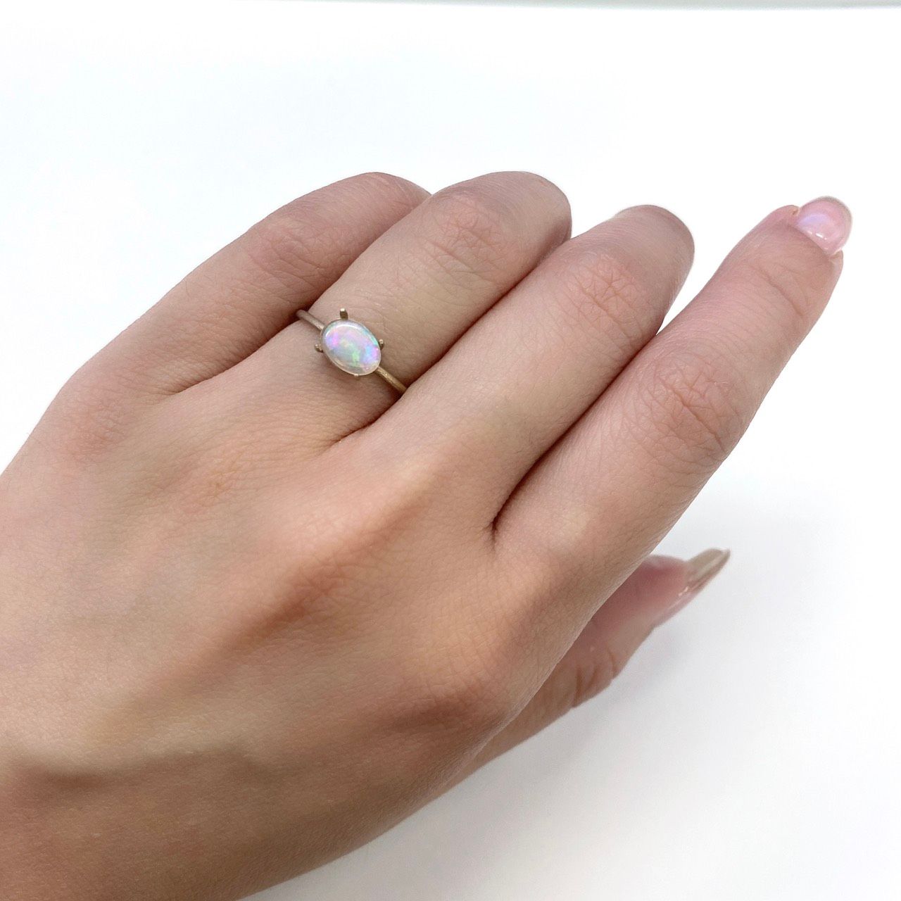 オパール(宝石名オパール) オーストラリア産 0.45ct 識別済[210711328]7.2×5.4mm前後