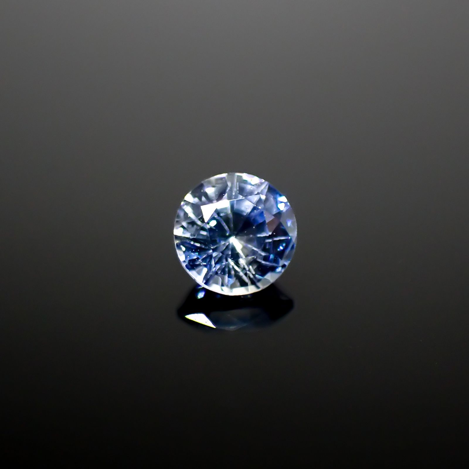 アイスブルーサファイア スリランカ産 0.47ct[240828654]4.4x4.4mm前後