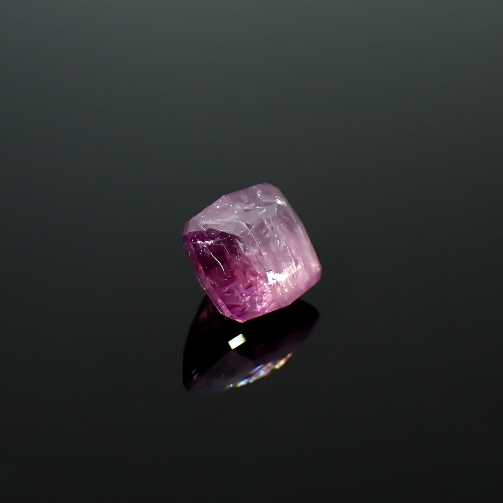 ◇カスタムカット◇ヘキサゴナイト(宝石名パープル・トレモライト)アメリカ・ニューヨーク州ガヴァナー/ファウラー産 ソ付(日独) 0.517ct / 4.8x4.42mm前後 [260732606]
