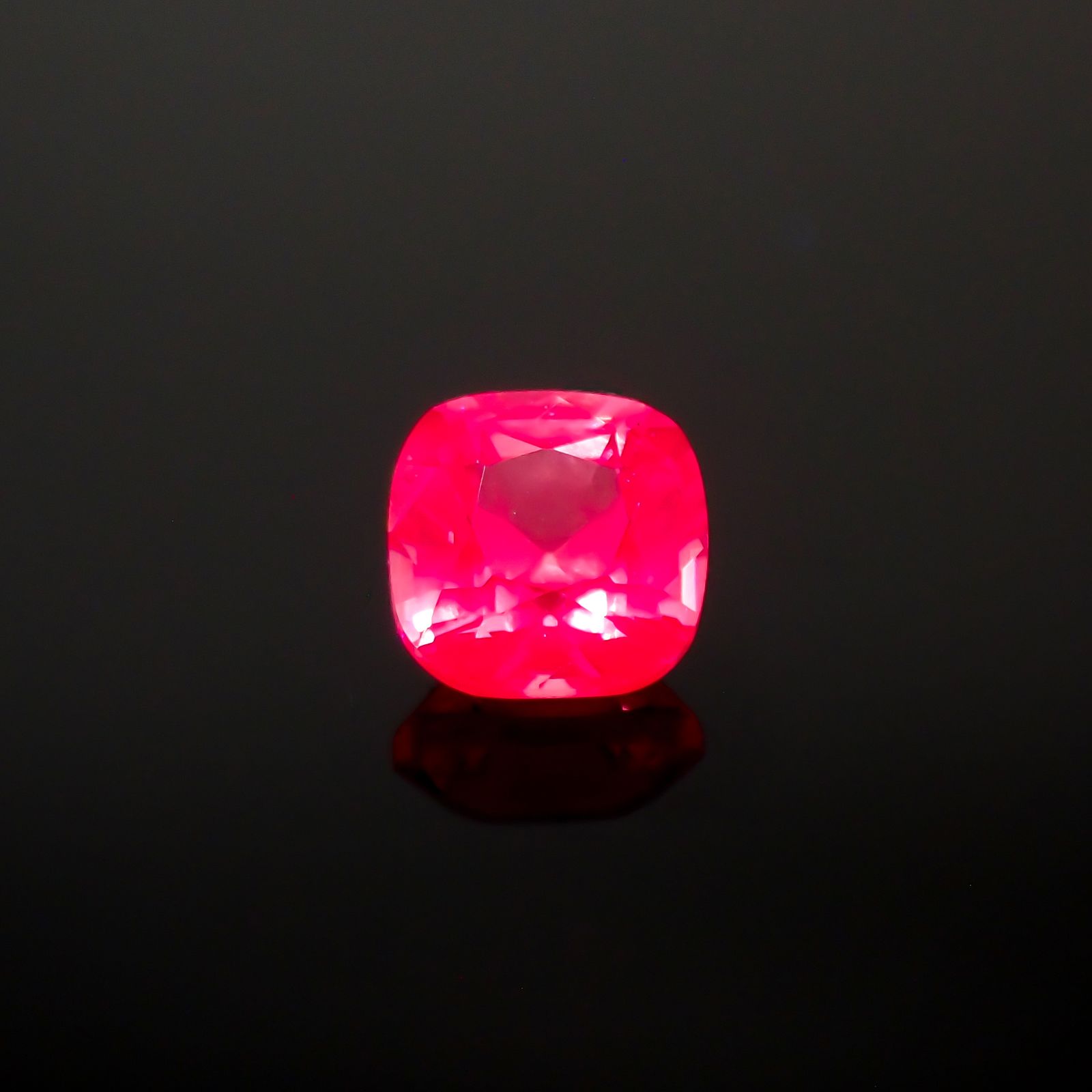 ホットピンクスピネル タンザニア産 0.26ct[231224512]3.5x3.5mm前後