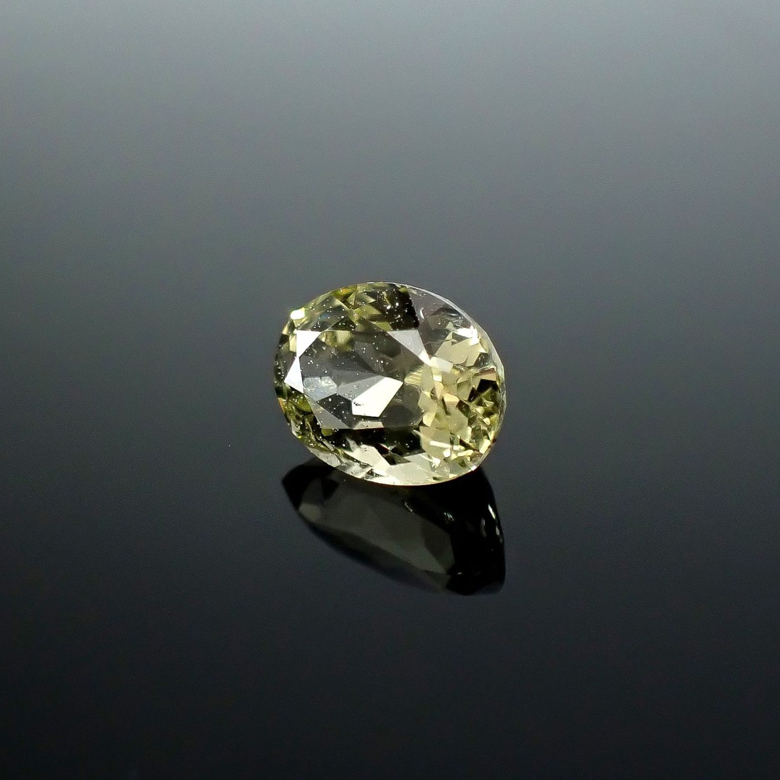 コーネルピン スリランカ産 1.15ct / 7.2x5.3mm前後 [251031233]