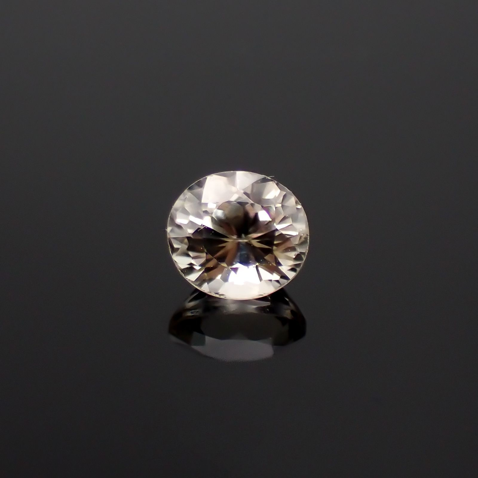 シンハライト(宝石名シンハライト)スリランカ産 識別済 0.53ct / 4.9x4.4mm前後 [260419709]