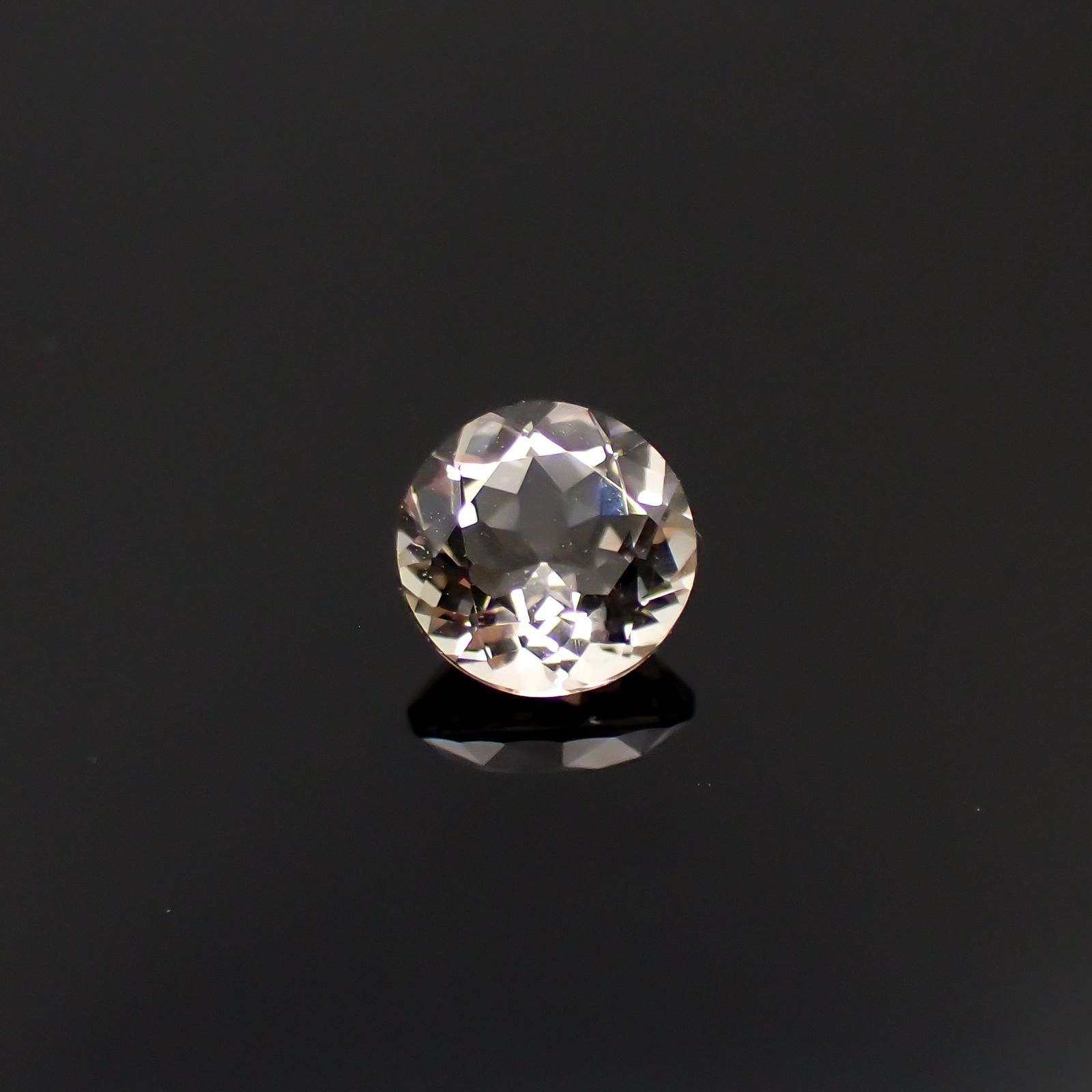 含バリウム・サニディン(宝石名サニディン)ドイツ産 0.69ct 識別済[231224969]5.8x5.8mm前後