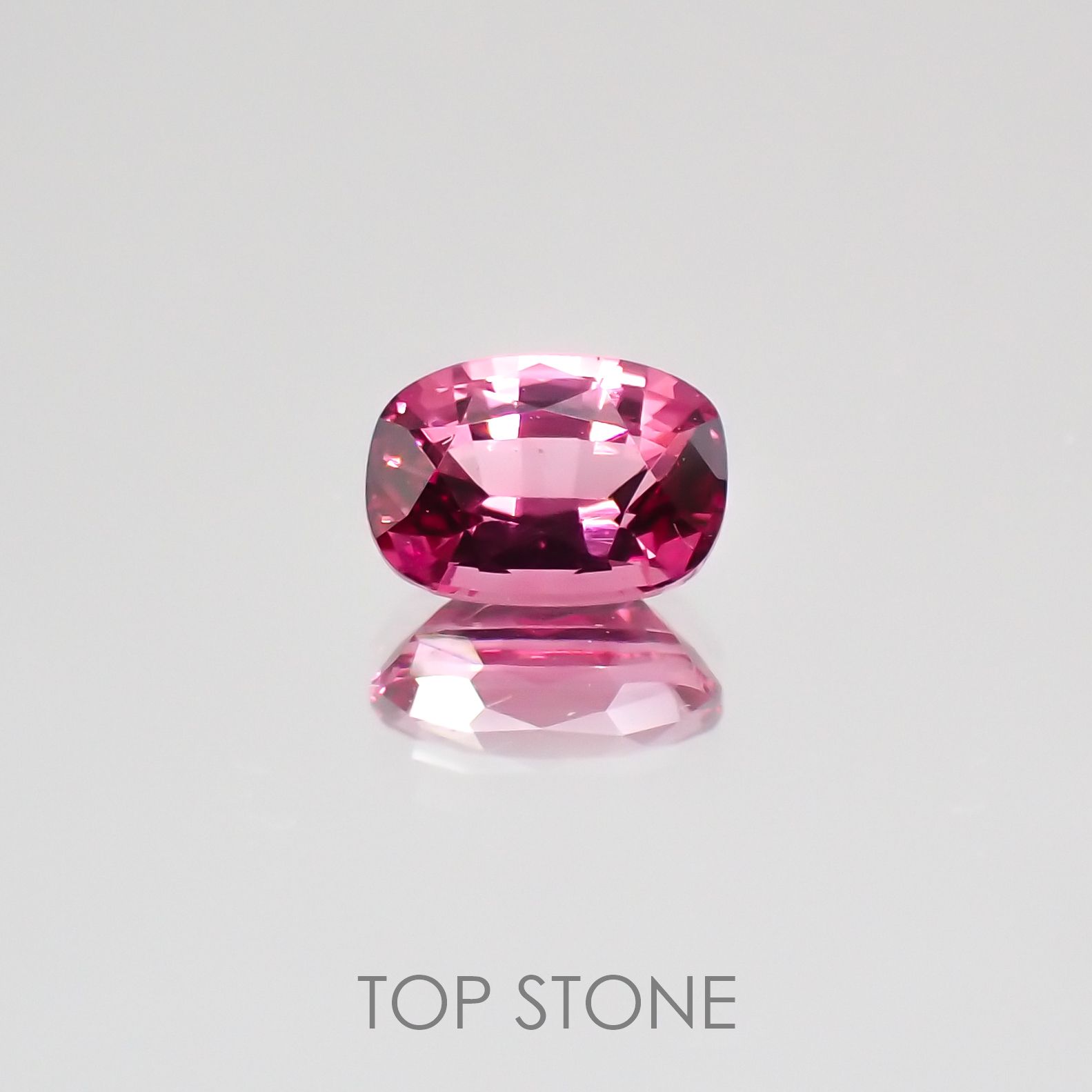 ホットピンクスピネル(宝石名ピンク・スピネル) タンザニア産 0.36ct 識別済[210510857]4.9×3.4mm前後