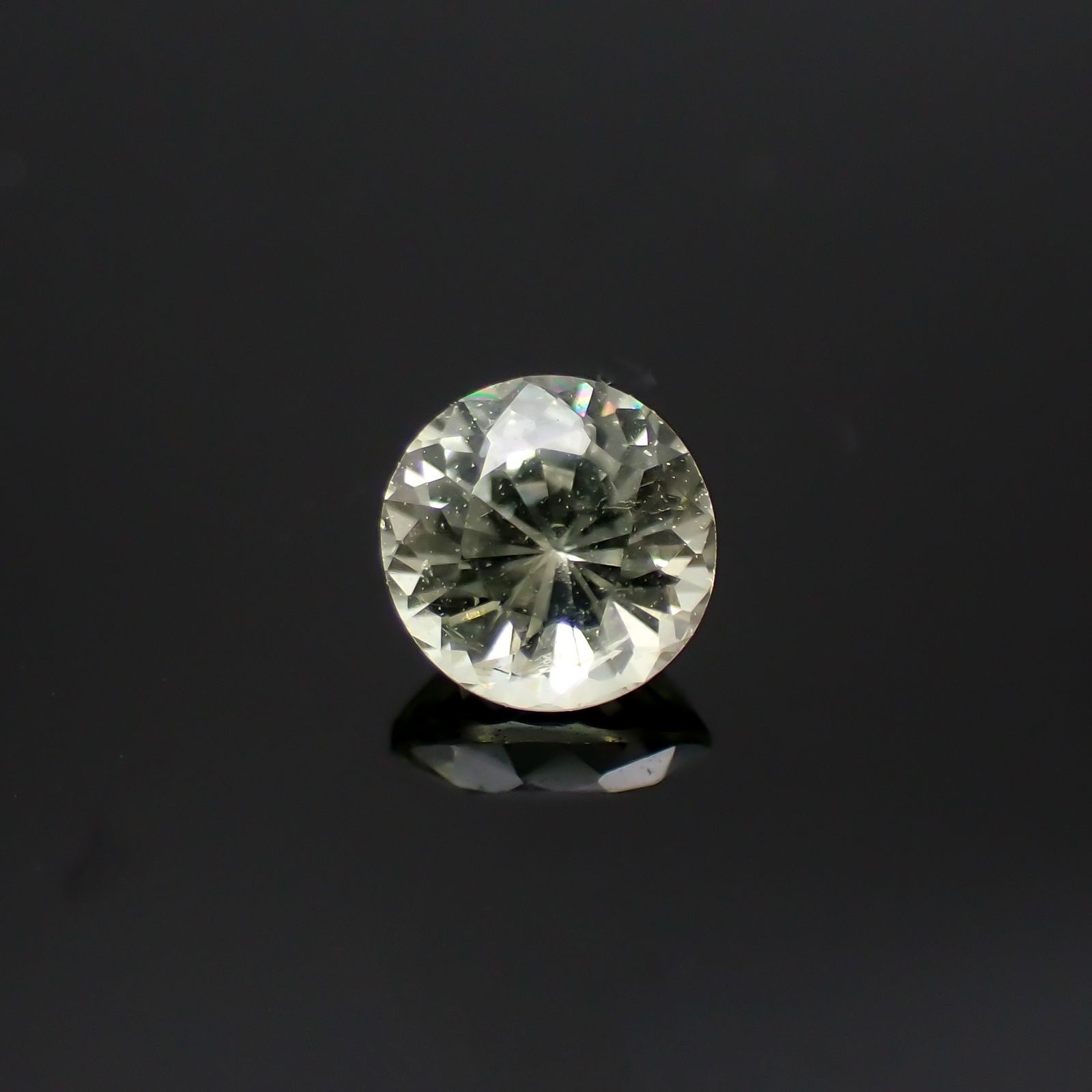 アイスライムブルーサファイア(宝石名サファイア)マダガスカル/オーストラリア産 識別済 0.33ct / 4x3.9mm前後 [220817365]