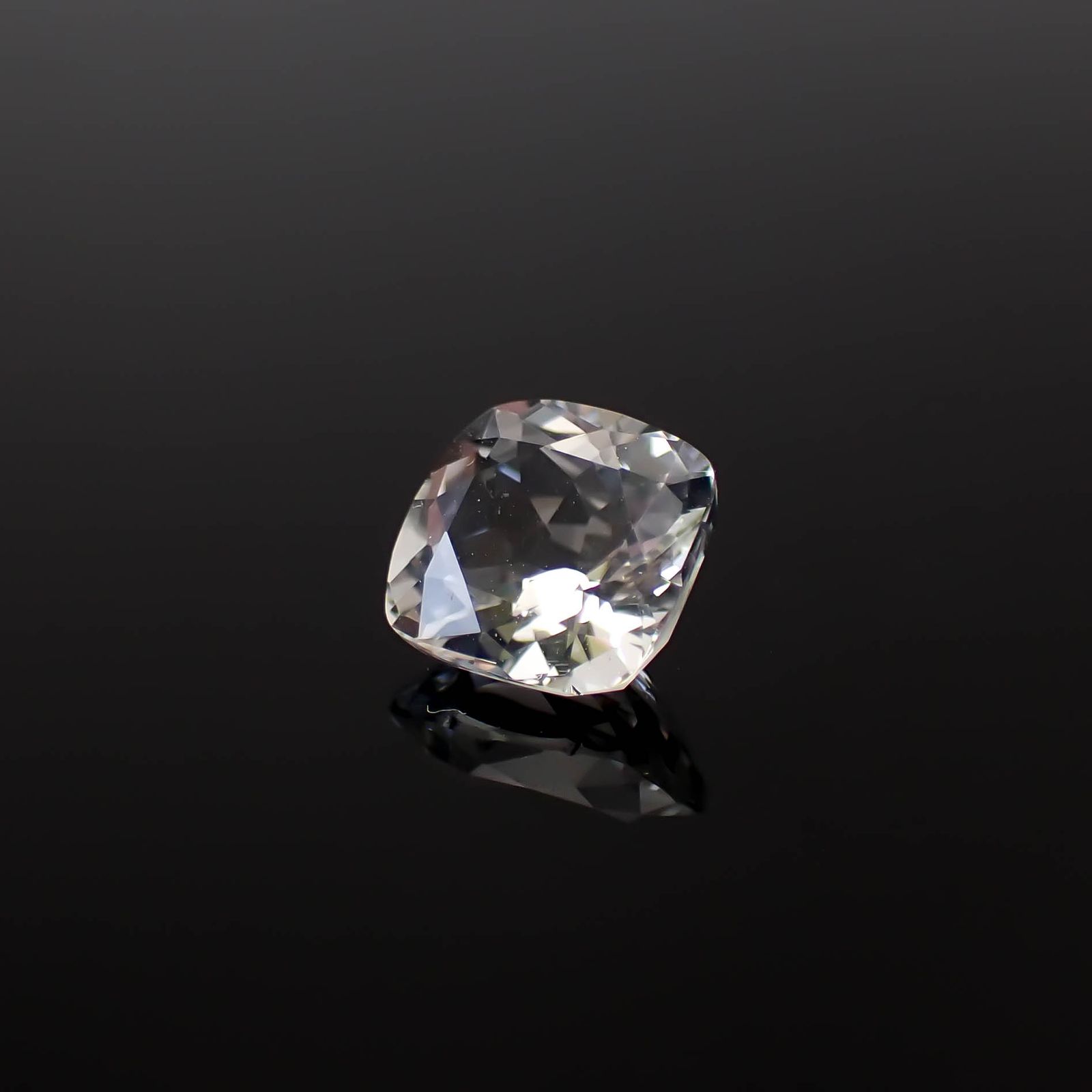 オーソクレース(宝石名ホワイト・オーソクレース)パキスタン産 1.24ct 識別済[250530444]6.9x6.8mm前後