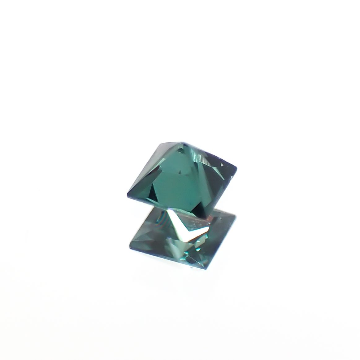 ◇プリンセスカット◇ベキリーブルーガーネット（カラーチェンジガーネット アレキタイプ） マダガスカル・ベキリー産 0.063ct [241229622]2.1x2.1mm前後