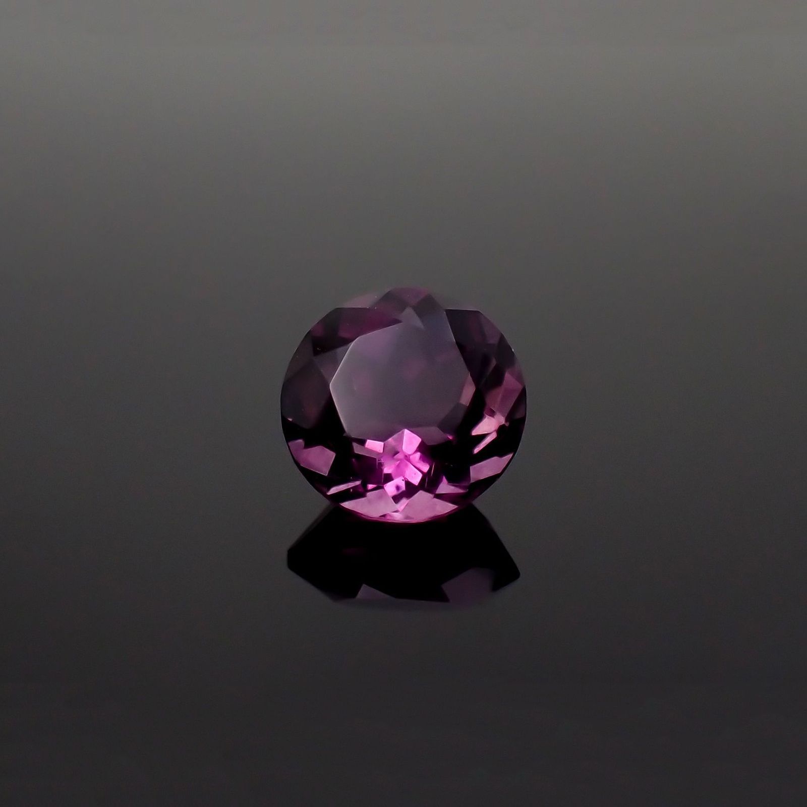 ピンクパープルフローライト 中国産 1.49ct / 7.1x7.1mm前後 [221018447]