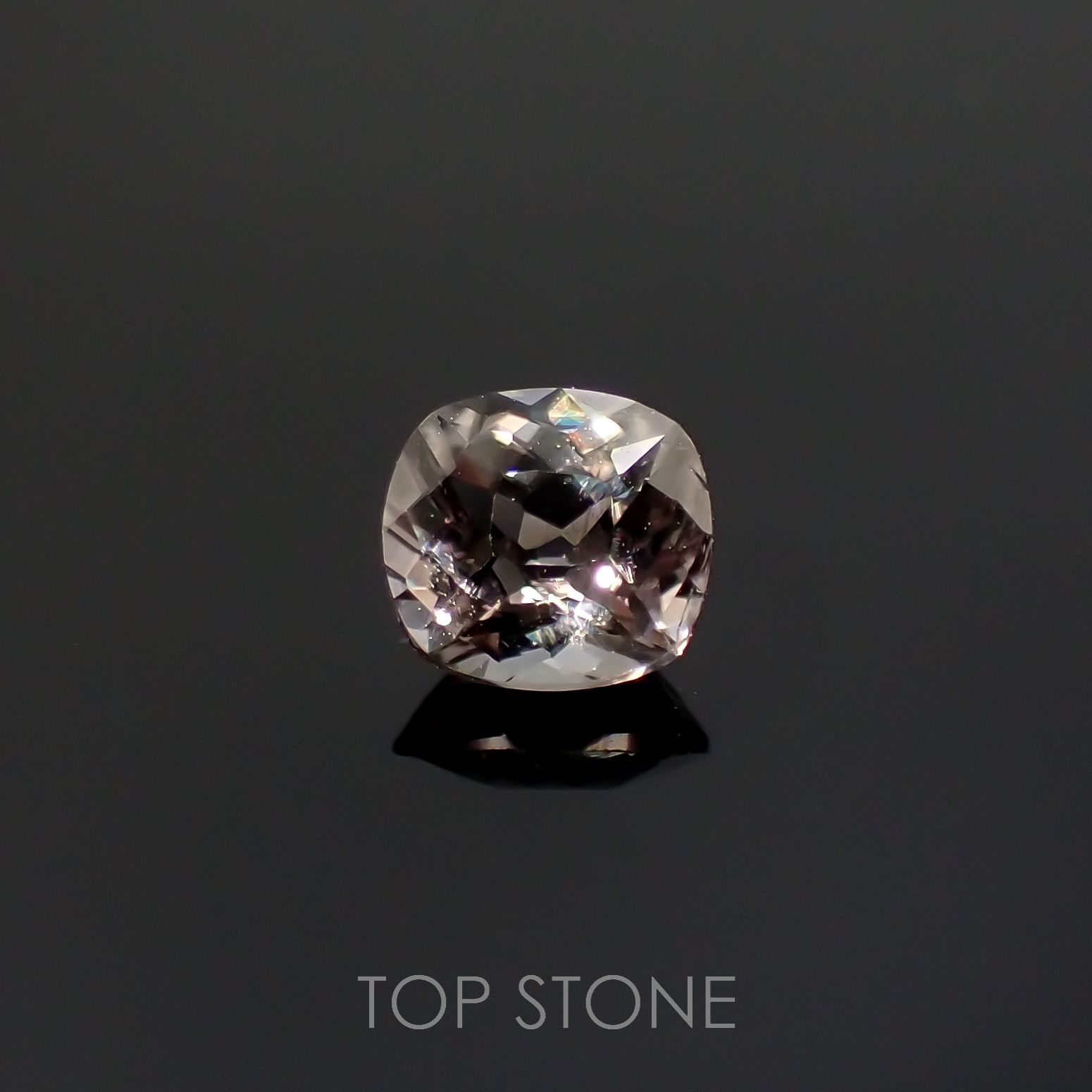 カラーシフト ダイアスポア(宝石名ダイアスポア)トルコ産 0.51ct 識別済[220616682]5x4.7mm前後