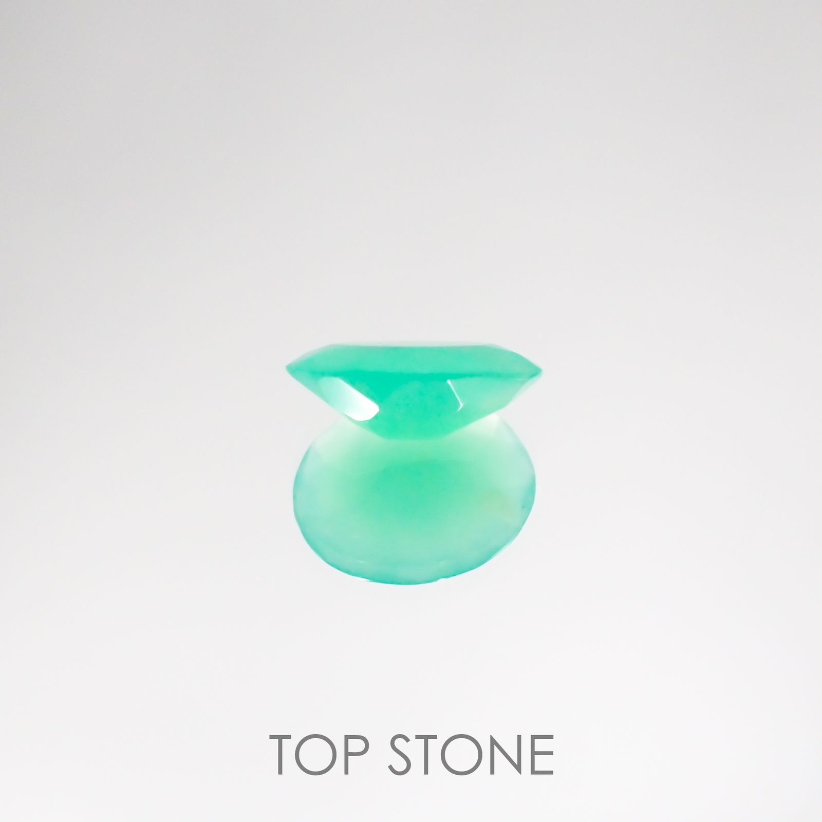 グリーンオパール(宝石名コモンオパール) 南アフリカ産 0.94ct 識別済[210611390]8.9×7.1mm前後