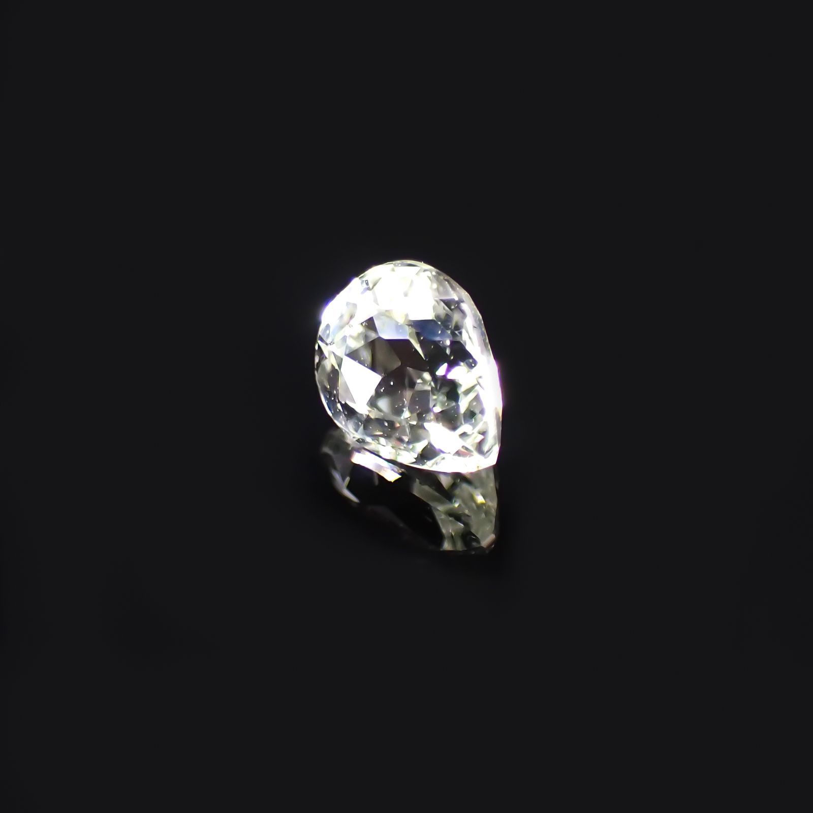 リューコガーネット(宝石名ホワイト グロッシュラー・ガーネット) ビルマ産 0.35ct 識別済[210510772]4.6×3.7mm前後