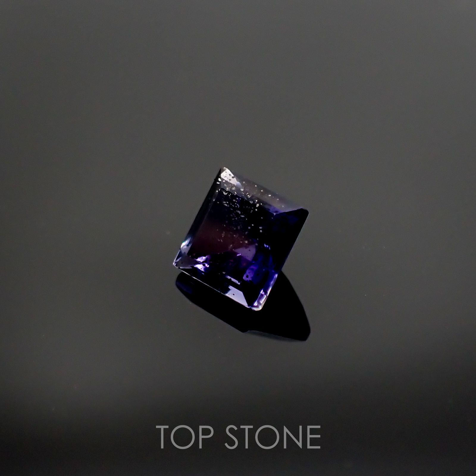 アイオライトサンストーン インド・ブラジル産 ルース 0.6ct[210711616]5.1×5.1mm前後