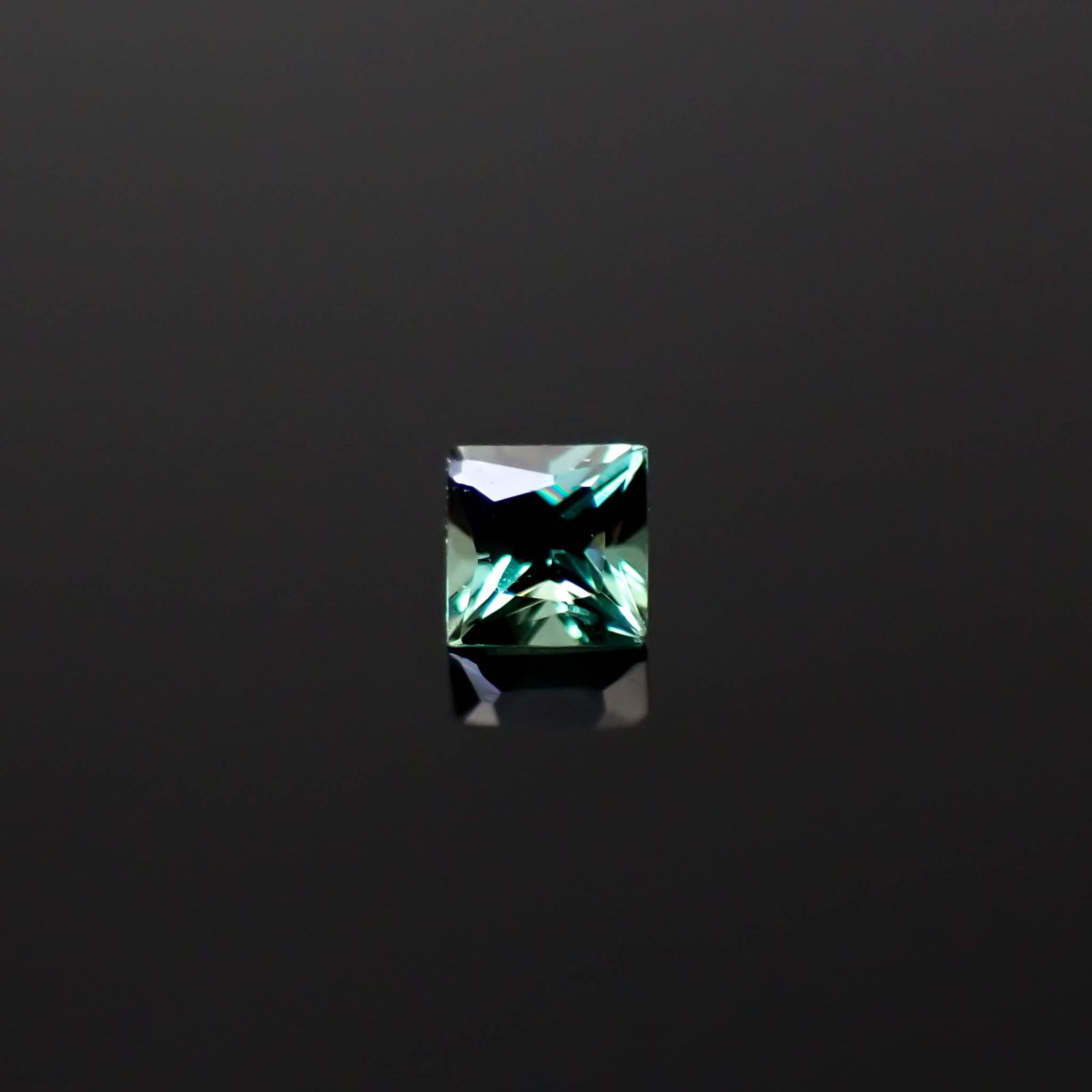 ◇プリンセスカット◇ベキリーブルーガーネット（カラーチェンジガーネット アレキタイプ） マダガスカル・ベキリー産 0.046ct [250330068]1.9x1.9mm前後