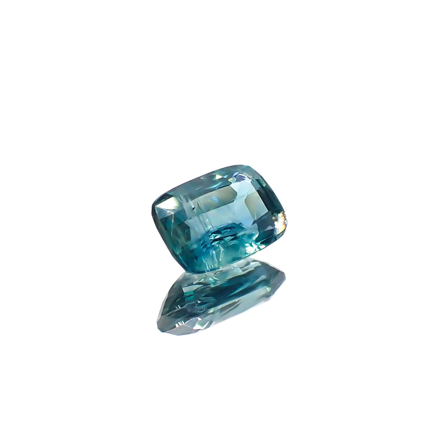 バイカラーカイヤナイト(宝石名カイヤナイト)ネパール産 0.88ct 識別済[240326688]6.4x4.5mm前後
