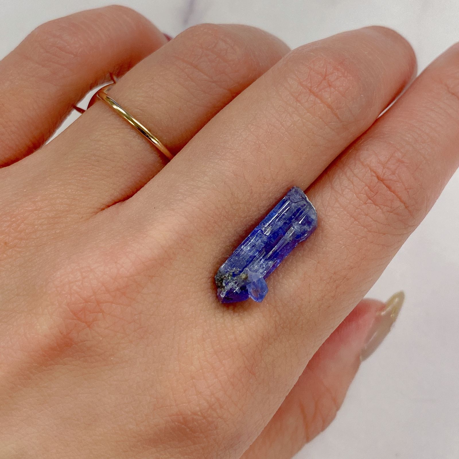 タンザナイト(宝石名タンザナイト) タンザニア産 原石・結晶 6.34ct 識別済[20073398]20.6×6.2mm前後