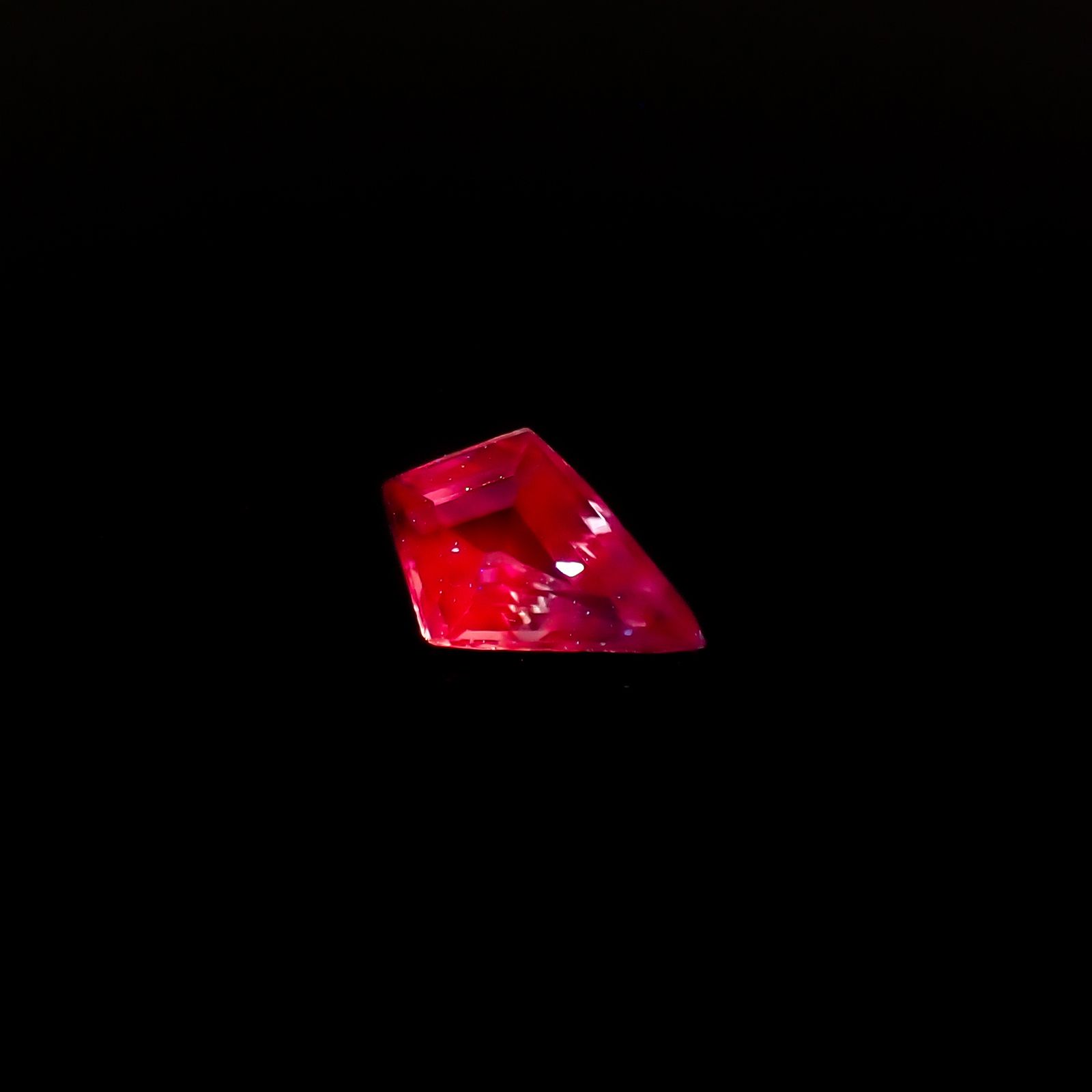 ◇カスタムカット◇ウィンザーサファイア タンザニア・ウィンザー産 0.15ct / 4.8x3.2mm前後 [260532134]